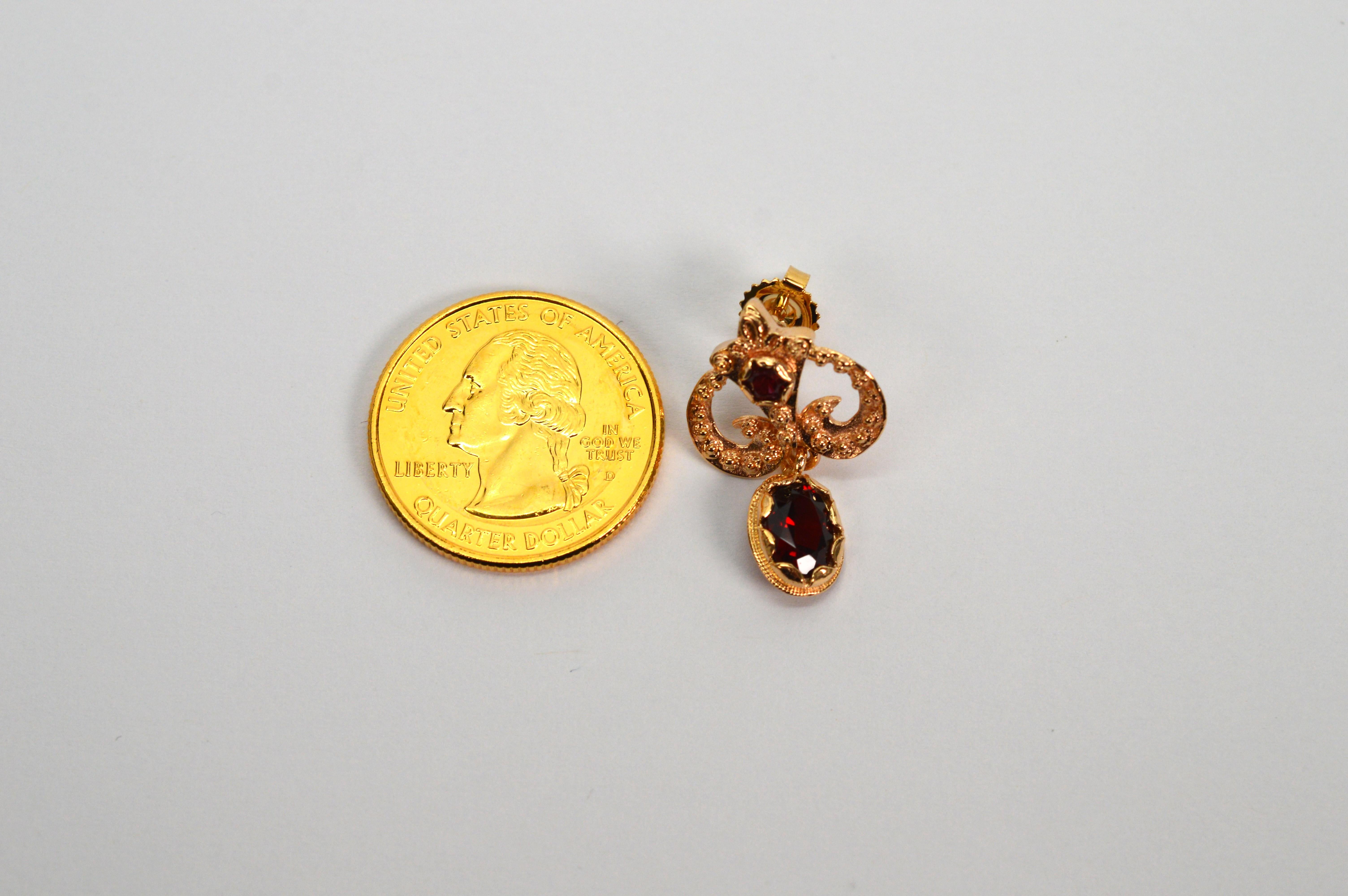 Vintage Granat 14 Karat Gelbgold Fleur de Lis Tropfen Ohrringe   im Zustand „Hervorragend“ im Angebot in Mount Kisco, NY