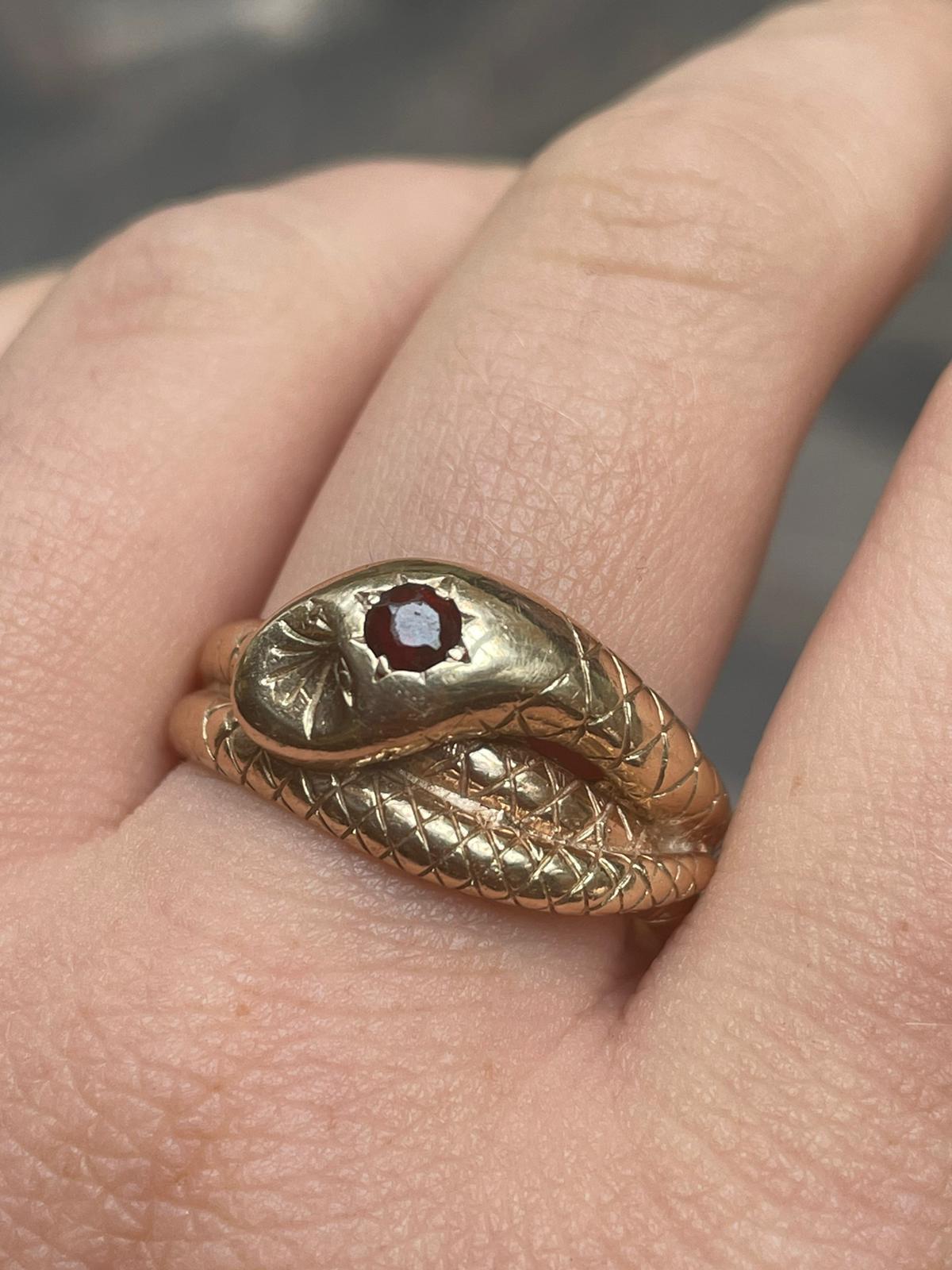 Victorian Vintage Garnet 9 Karat Yellow Gold Snake Ring, Circa 1970