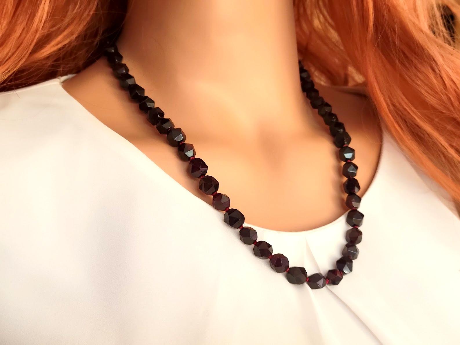 Vintage Garnet Almandine Necklace In Excellent Condition For Sale In Chesterland, OH