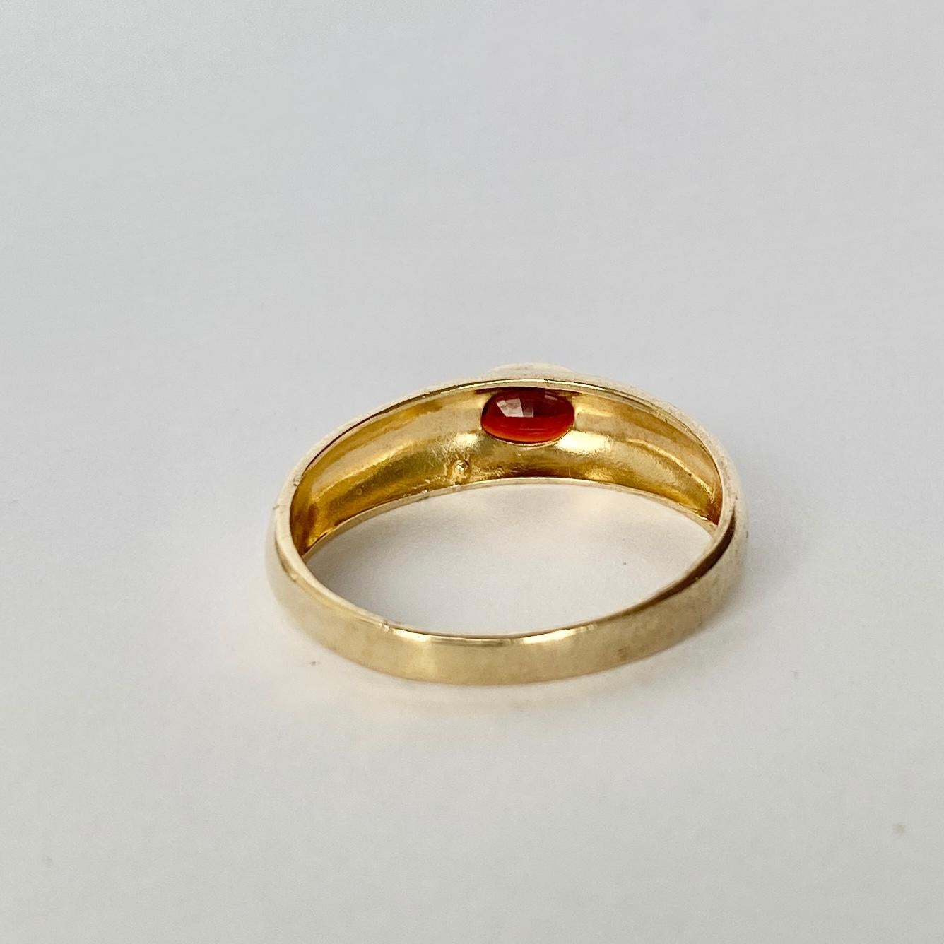 Dieser schlichte Bandring trägt einen Granatstein von ca. 30 pts.  Hergestellt in Birmingham, England. 

Ringgröße: U oder 10
Band breiteste Stelle: 6mm

Gewicht: 3,1g
