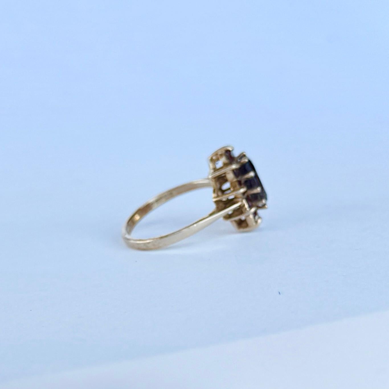 Le pietre di granato di questo anello a grappolo sono di un bellissimo rosso intenso e sono così lucide. Modellato in oro 9 carati.

Misura dell'anello: O 1/2 o 7 1/2 
Diametro del grappolo: 15x12 mm 

Peso: 3.8g