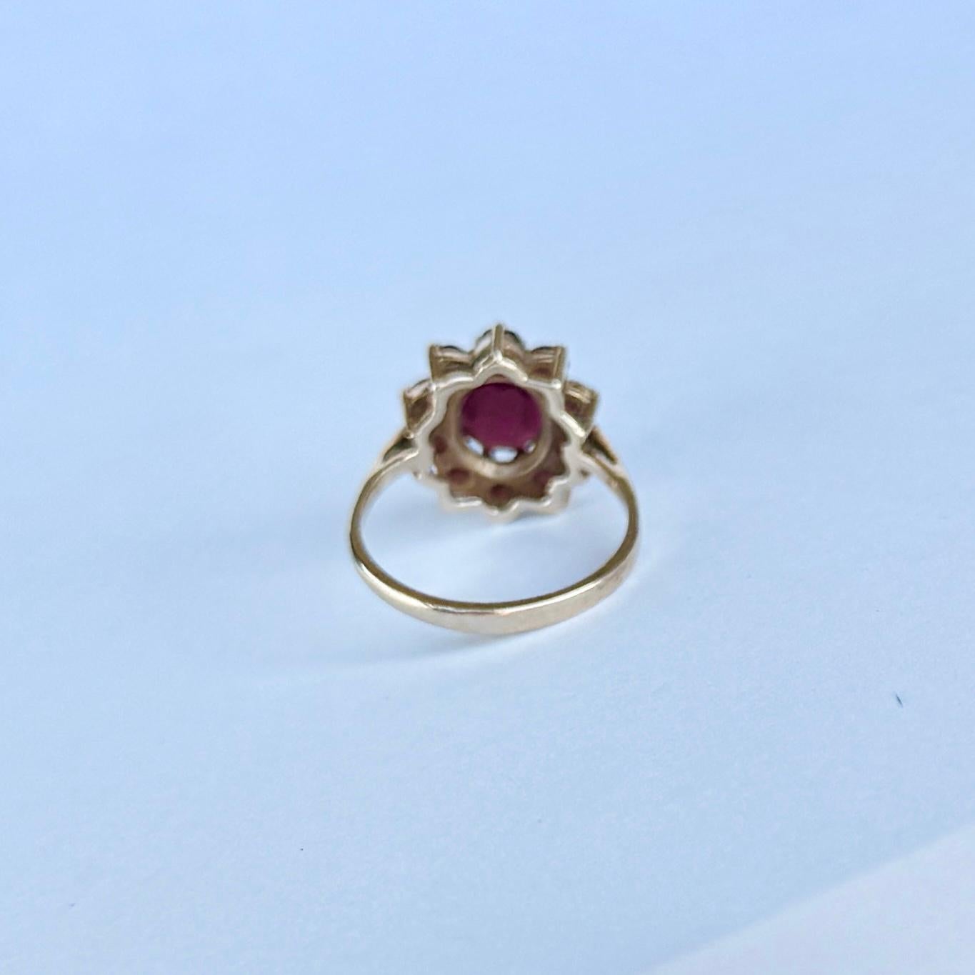 Cabochon Anello a grappolo in oro 9 carati e granato d'epoca in vendita