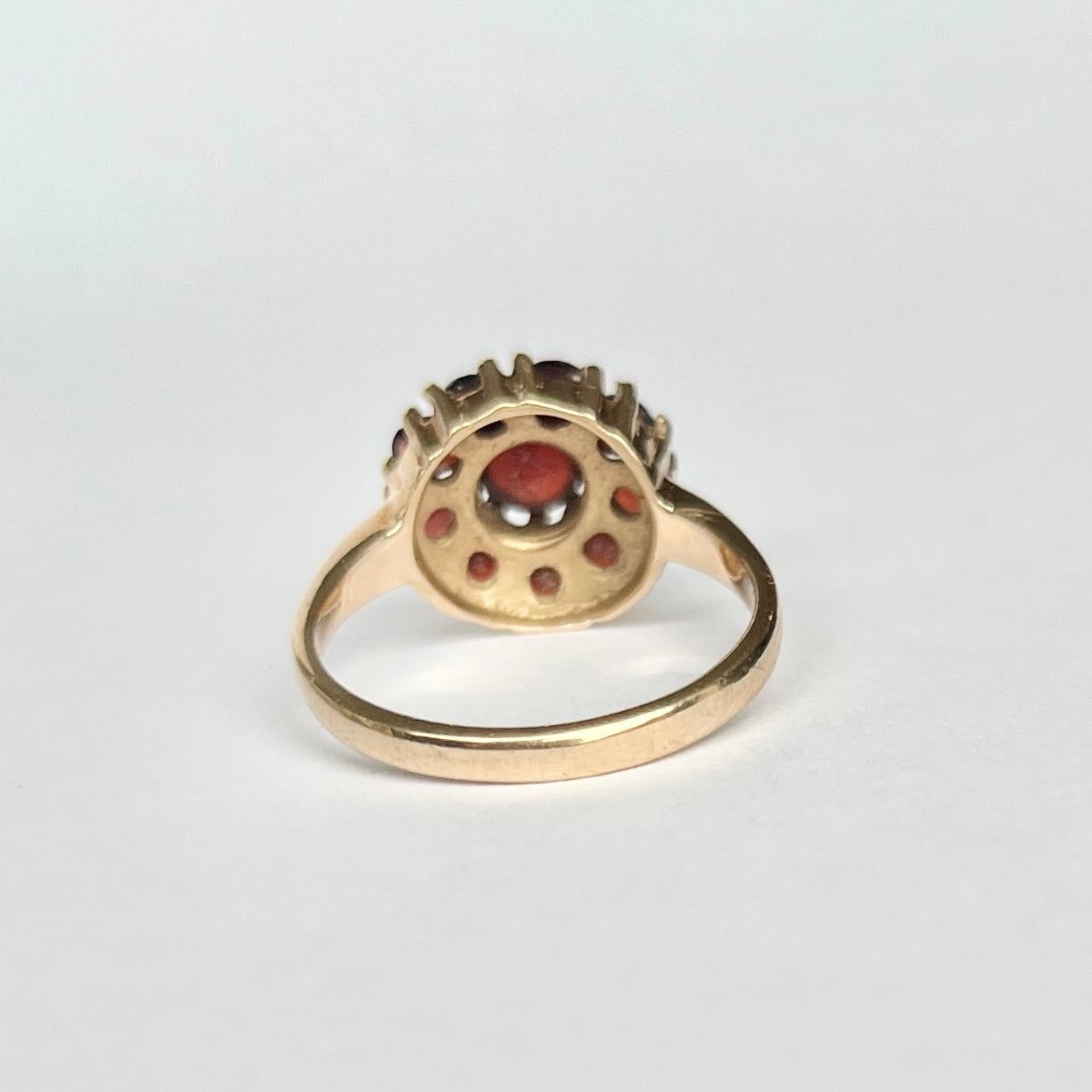 Vintage-Cluster-Ring aus Granat und 9 Karat Gold im Zustand „Gut“ im Angebot in Chipping Campden, GB