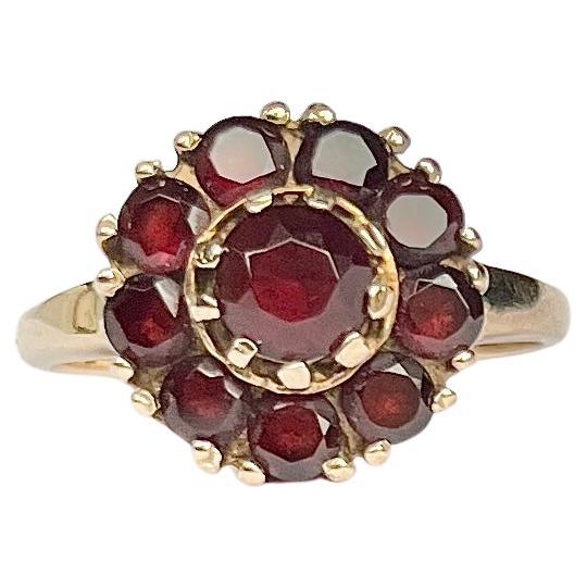 Vintage-Cluster-Ring aus Granat und 9 Karat Gold im Angebot