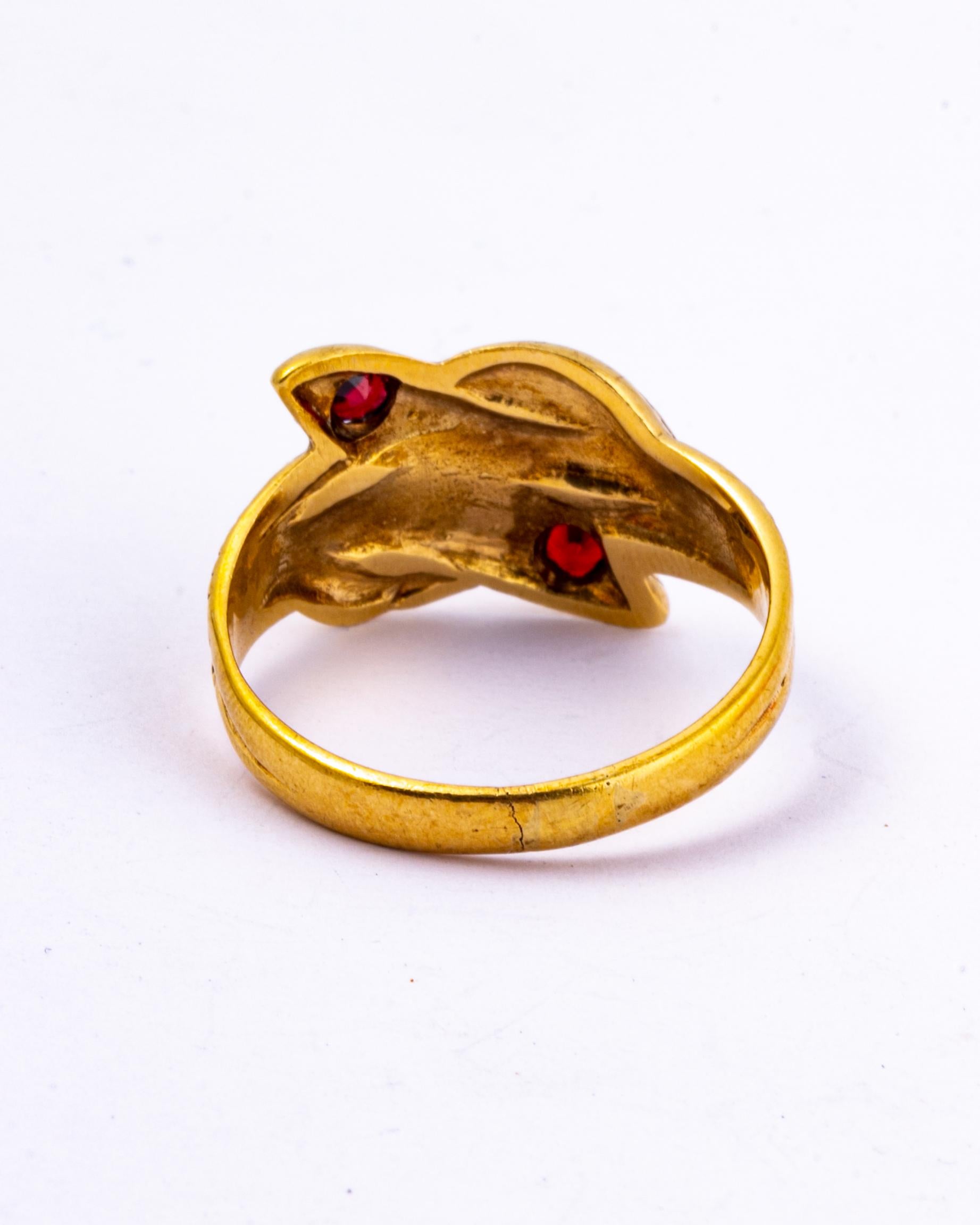 Ring mit Granat und 9 Karat Goldschlangenschlange (Rundschliff) im Angebot