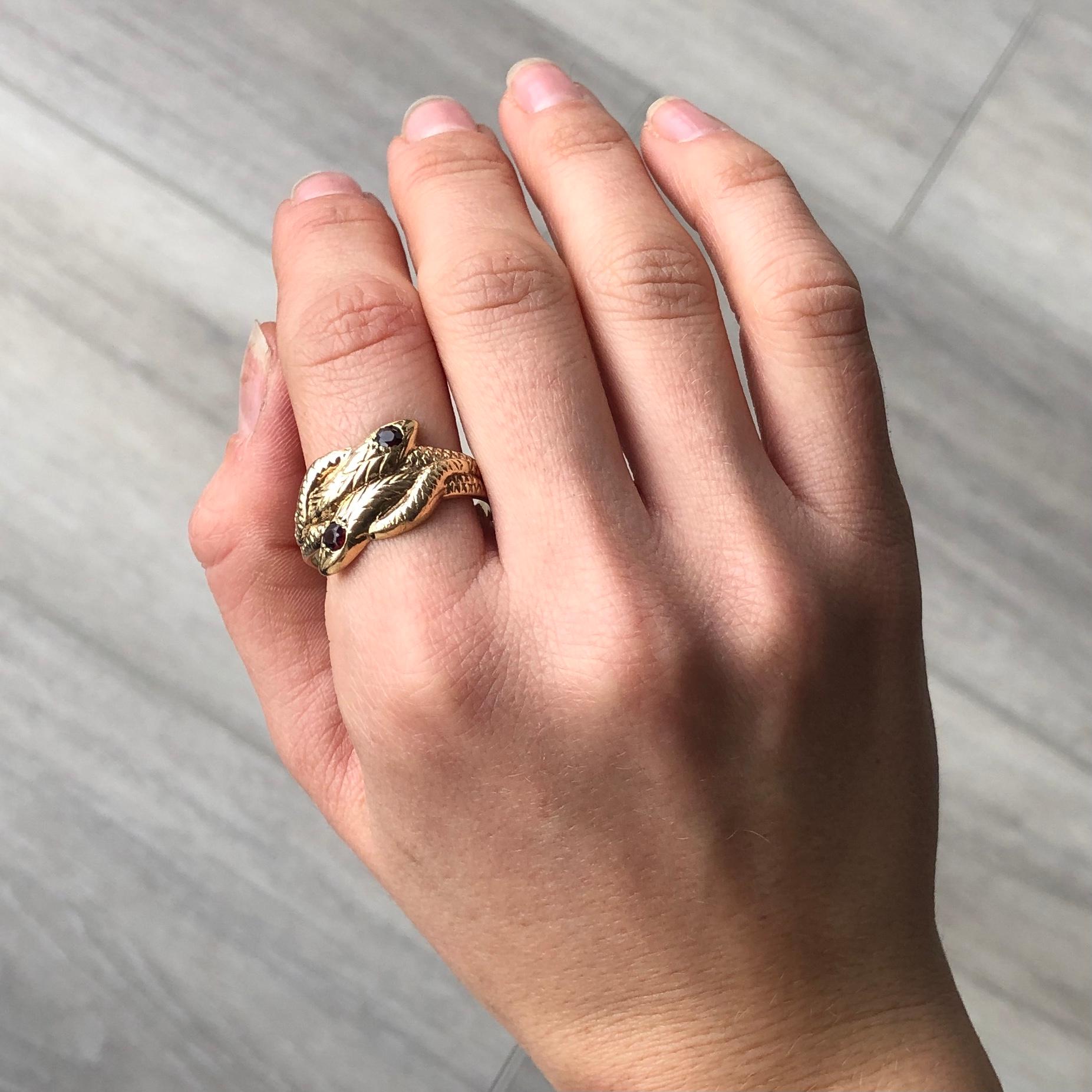 Ring mit Granat und 9 Karat Goldschlangenschlange im Zustand „Gut“ im Angebot in Chipping Campden, GB
