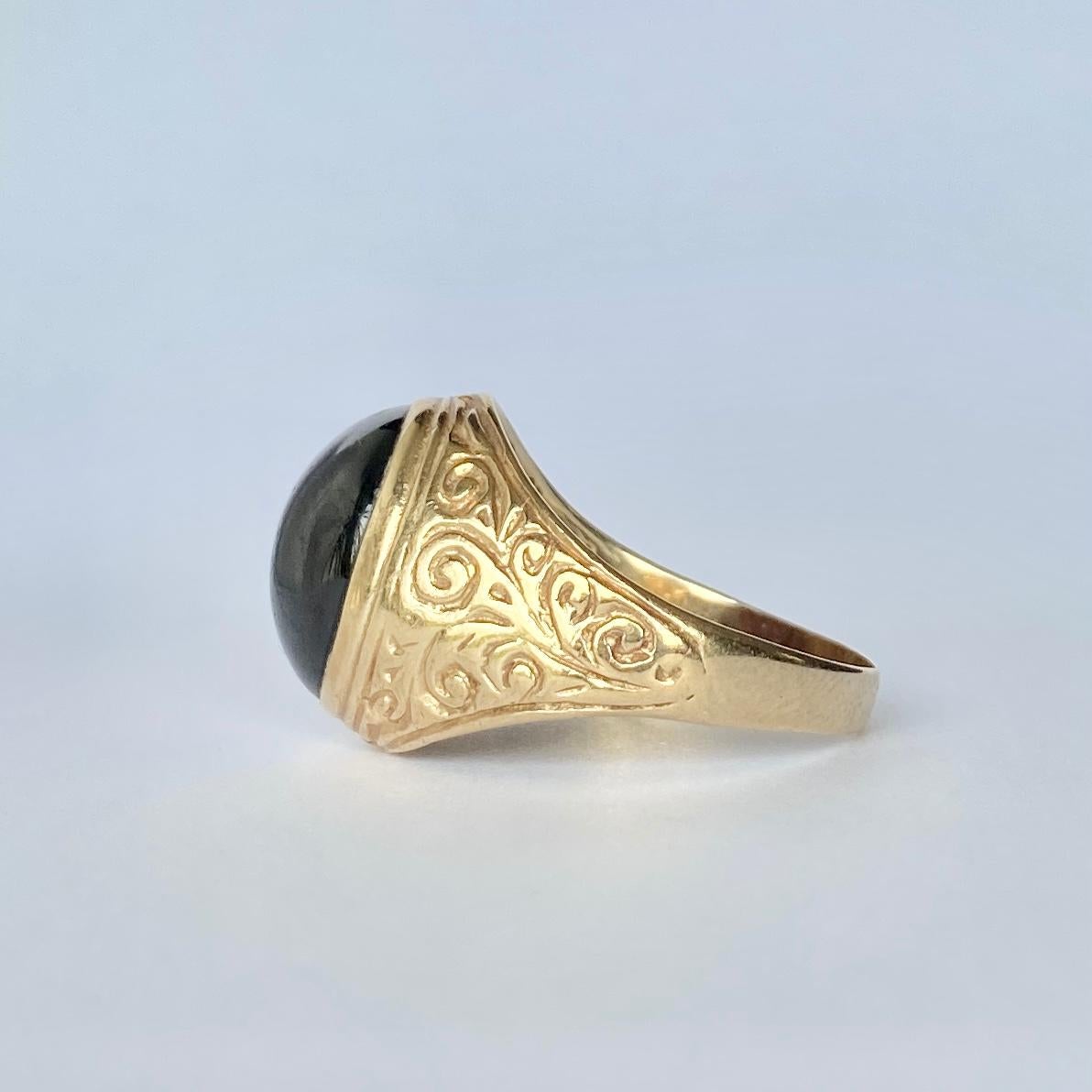 In diesem glänzenden Ring aus 9 Karat Gold ist ein wunderschöner tiefroter Cabochon-Granat eingefasst. Die Schultern und die Fassung sind wunderschön verziert. Vollständig gestempelt London 1991. 

Ringgröße: T oder 9 1/2 
Steinabmessungen: 19x12mm