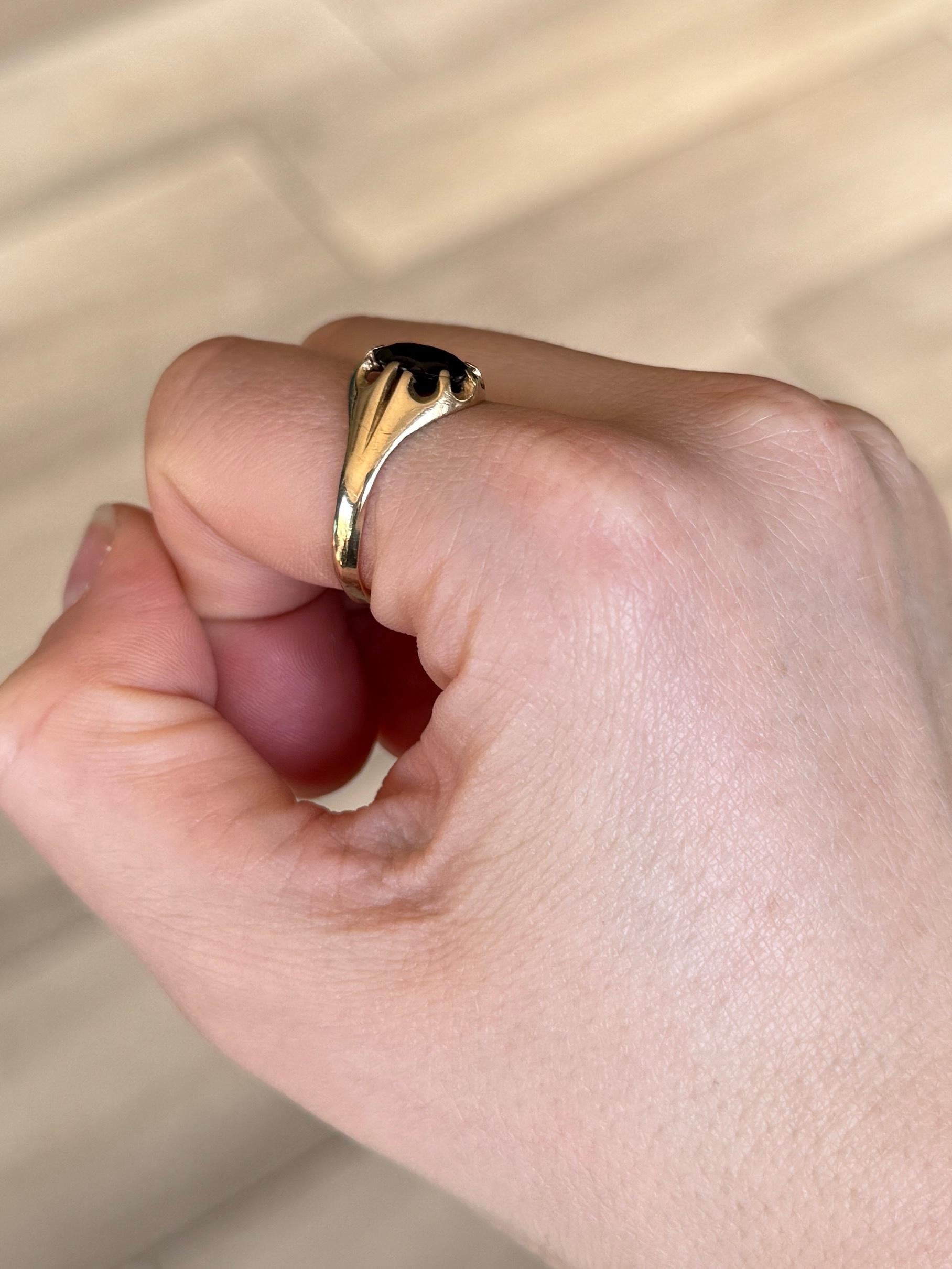 This simple style signet ring holds a garnet stone. Fully hallmarked Birmingham 1987 and modelled in 9carat gold. 

Ring Size: S 1/2 or 9 1/4 
Stone Dimensions: 9x6.5mm

Weight: 2.3g