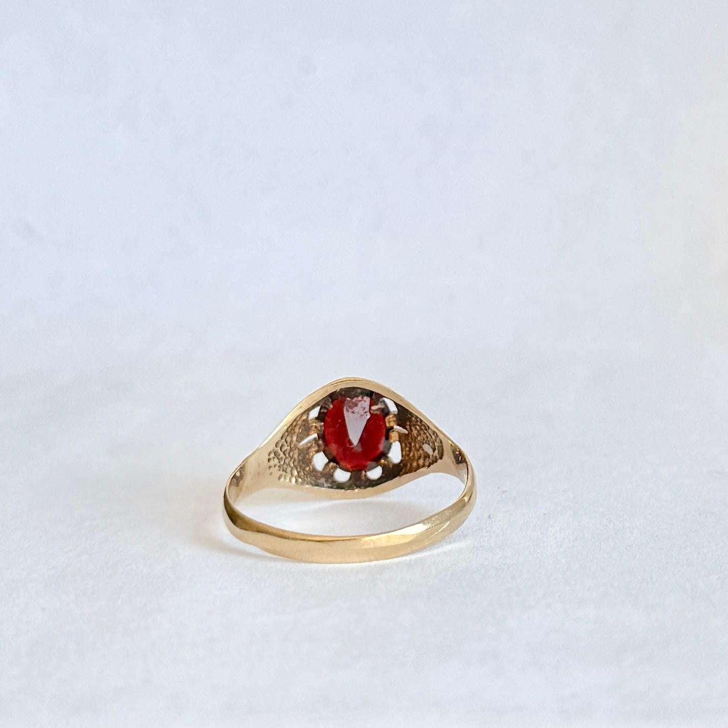 Vintage Garnet and 9 Carat Gold Signet Ring In Good Condition For Sale In Chipping Campden, GB