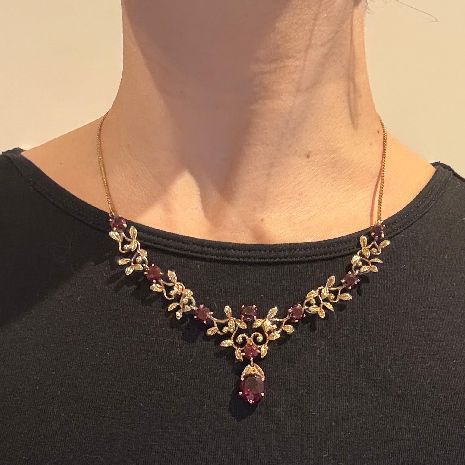Ein absoluter Hingucker! Wunderschöne Granat-Halskette, die sich wunderbar um den Hals legen lässt. Gefertigt aus 9 Karat Gelbgold. 

Länge der Halskette: 44cm
Fallhöhe: 34 mm

Gewicht: 16.2g