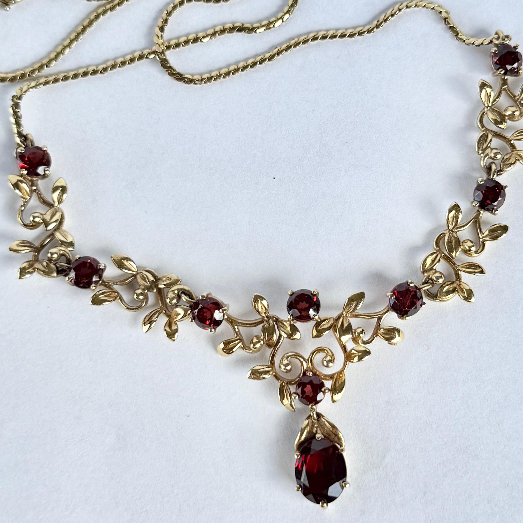 Vintage Granat und 9 Karat Gelbgold Halskette im Angebot 1