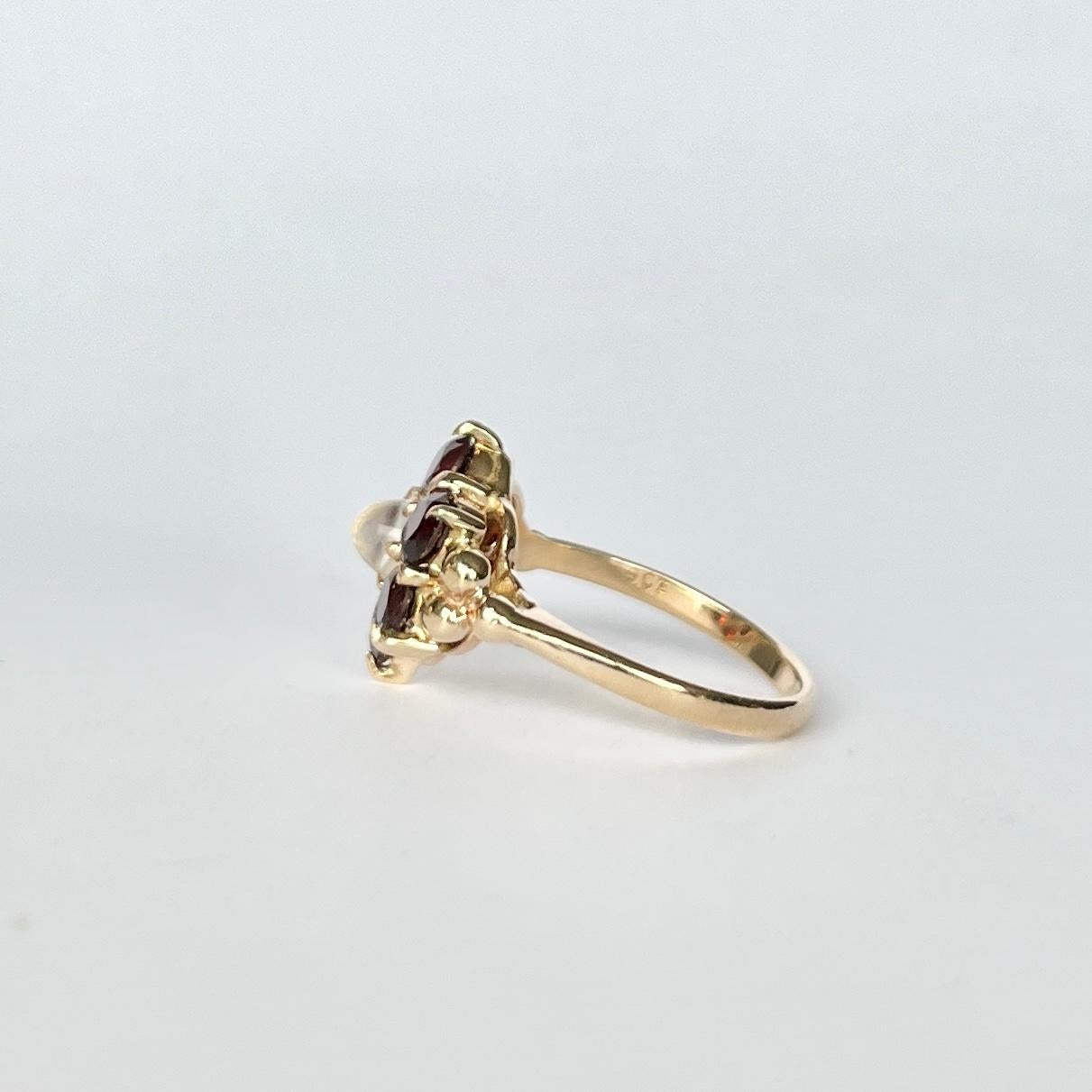 9 Karat Gold Cluster-Ring mit Granat und Mondstein Damen im Angebot