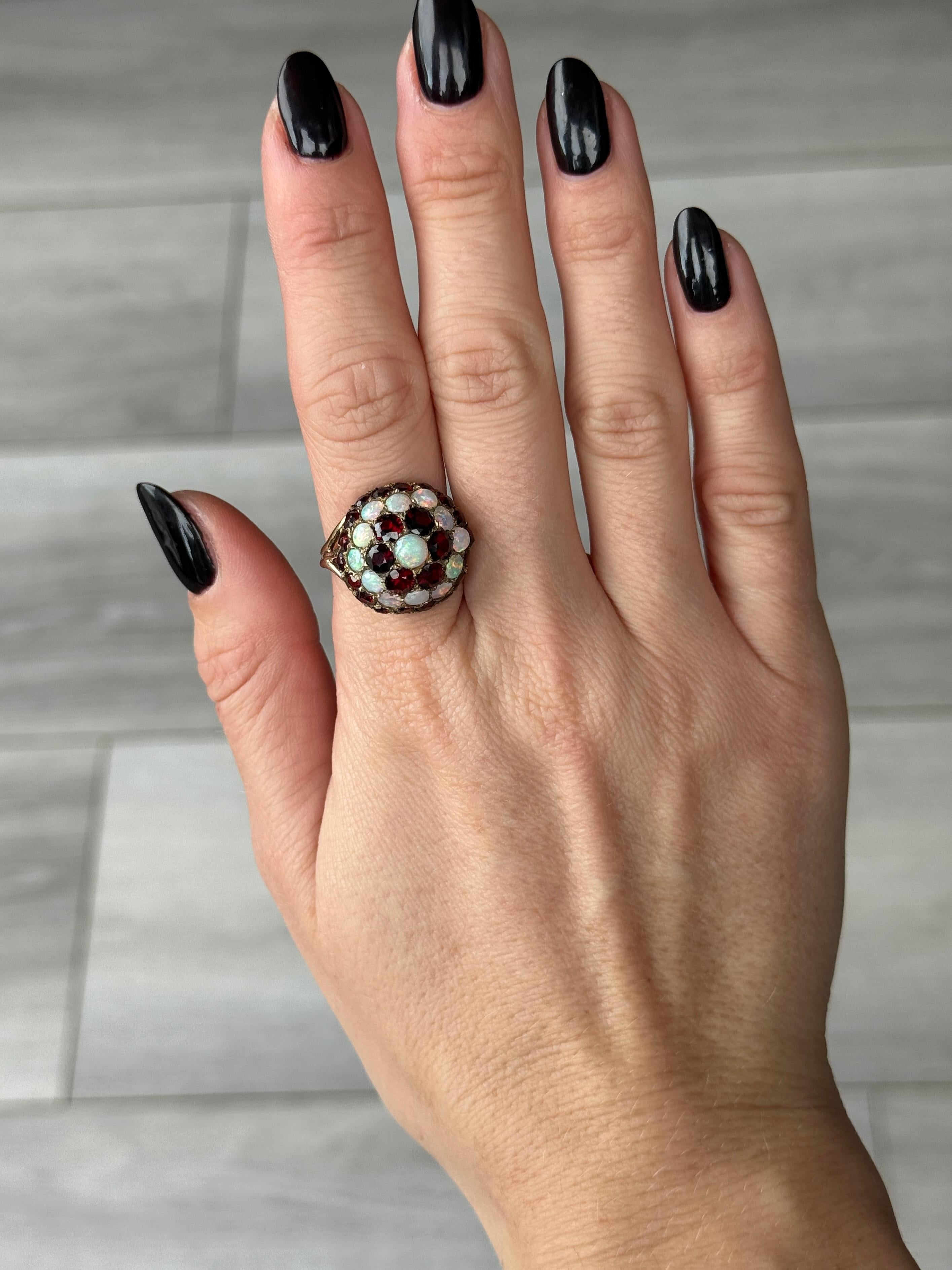 Anello con granato e opale d'epoca in oro a 9 carati In condizioni buone in vendita a Chipping Campden, GB