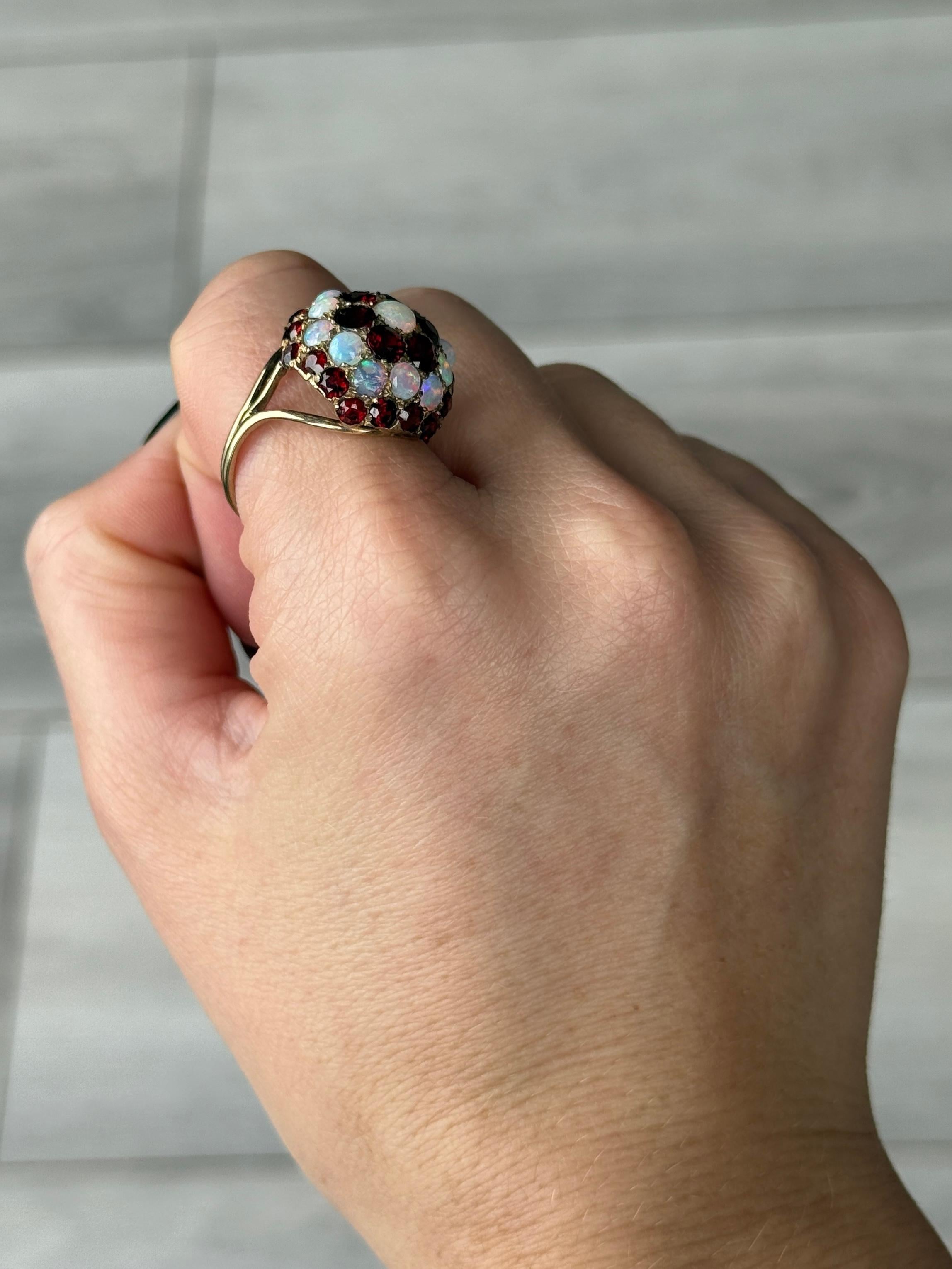 Donna Anello con granato e opale d'epoca in oro a 9 carati in vendita