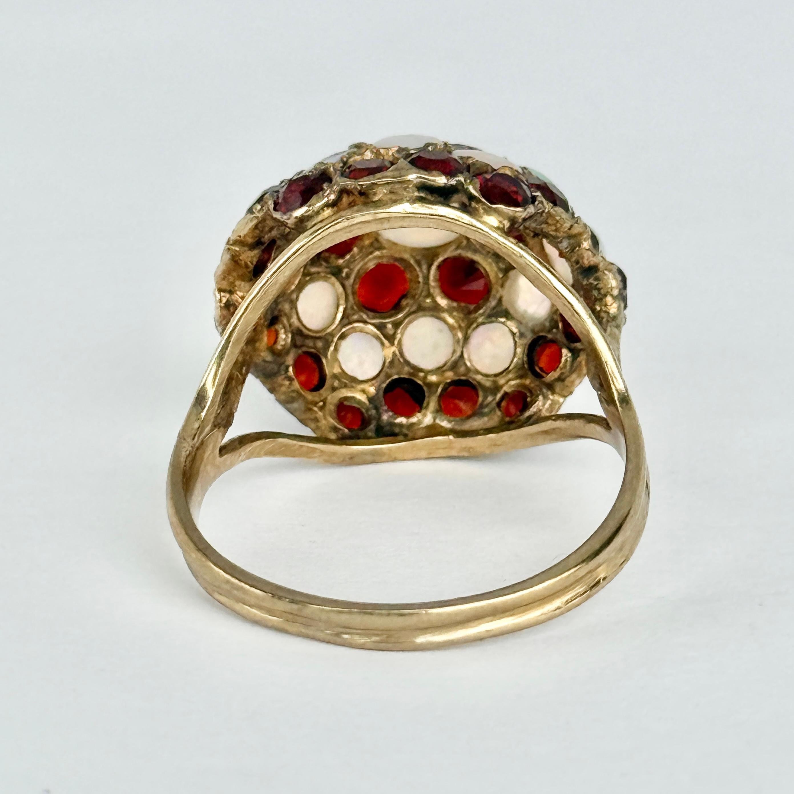 Anello con granato e opale d'epoca in oro a 9 carati in vendita 1