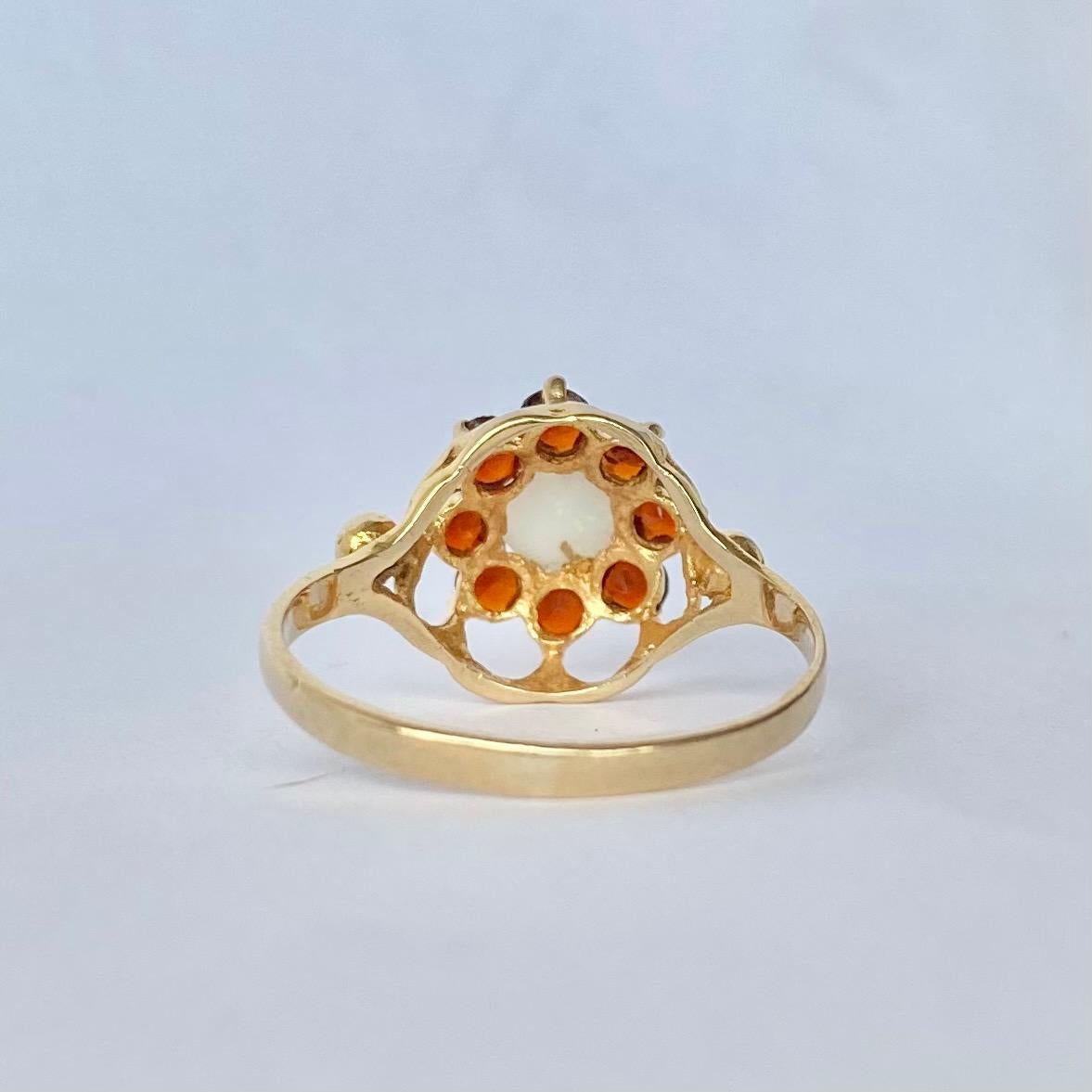 9 Karat Gold Cluster-Ring mit Granat und Opal (Moderne) im Angebot