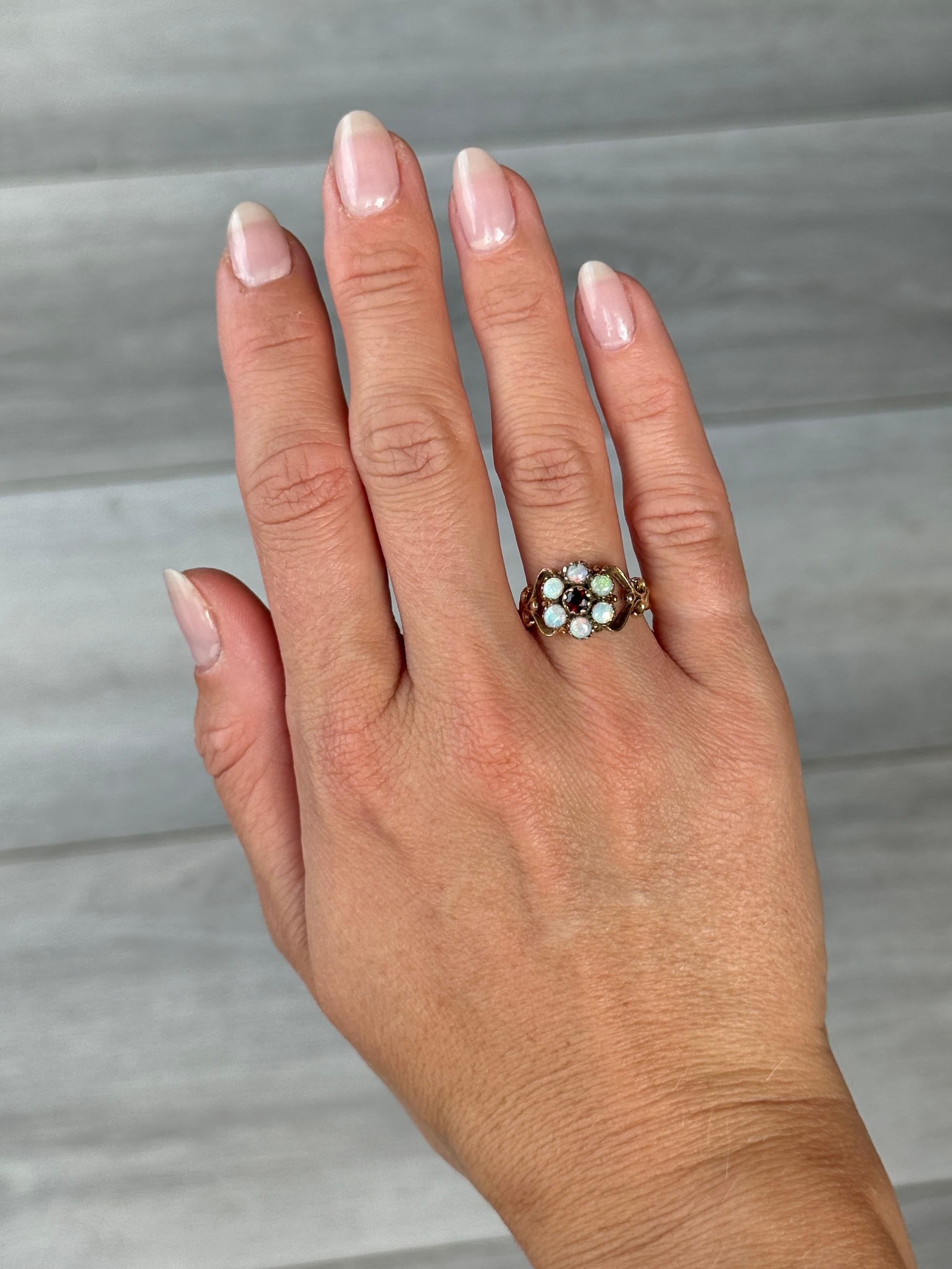 Vintage Granat und Opal 9 Karat Gold Cluster Ring (Cabochon) im Angebot