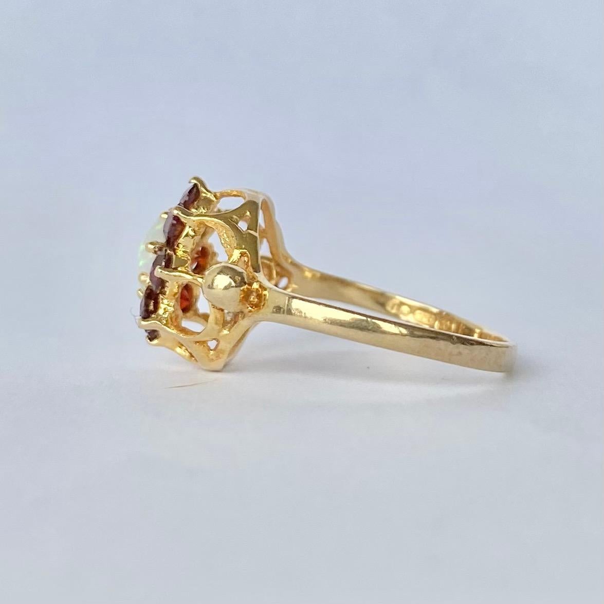 9 Karat Gold Cluster-Ring mit Granat und Opal (Cabochon) im Angebot