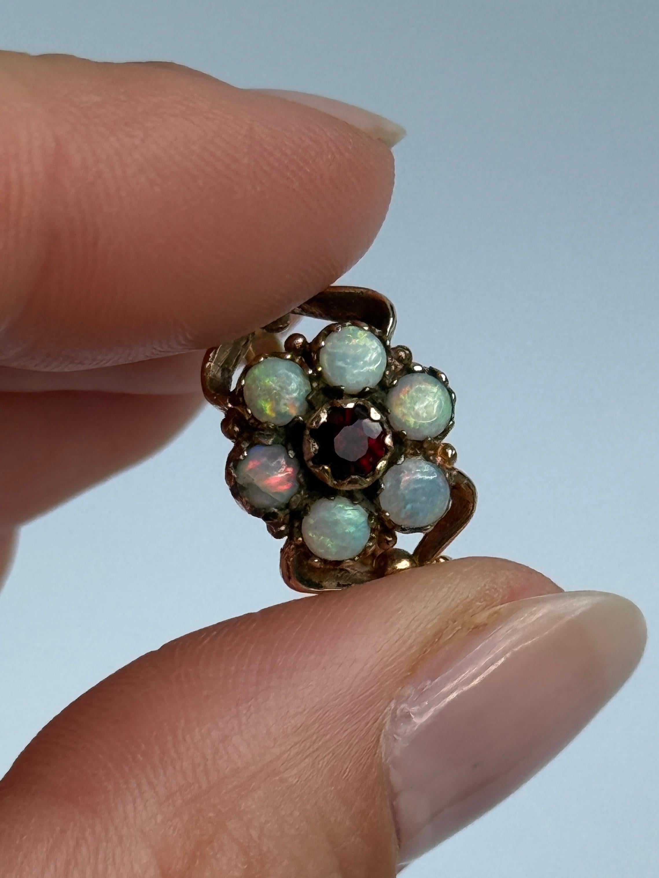 Vintage Granat und Opal 9 Karat Gold Cluster Ring im Zustand „Gut“ im Angebot in Chipping Campden, GB