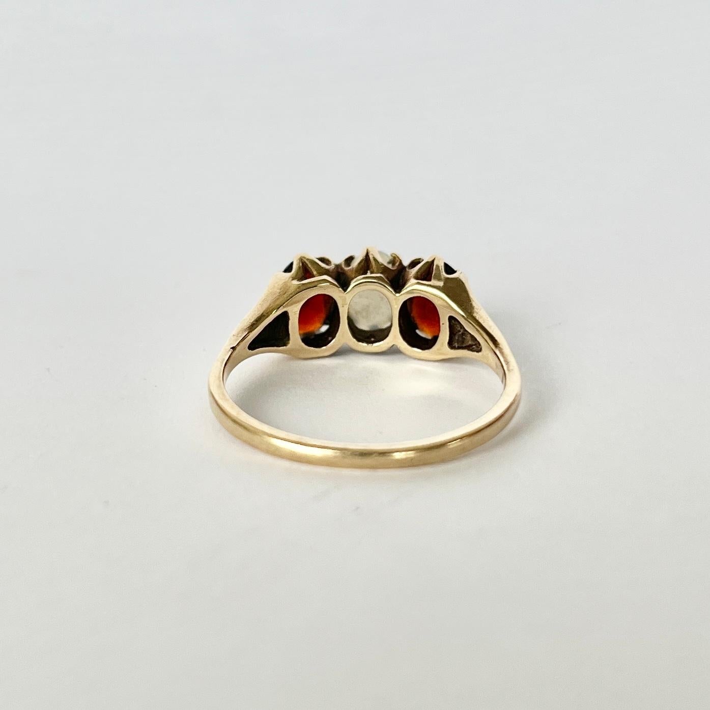 Dreisteiniger Vintage-Ring aus 9 Karat Gold mit Granat und Opal (Ovalschliff) im Angebot