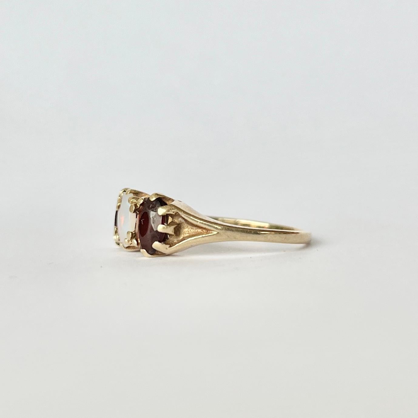 Dreisteiniger Vintage-Ring aus 9 Karat Gold mit Granat und Opal im Zustand „Gut“ im Angebot in Chipping Campden, GB