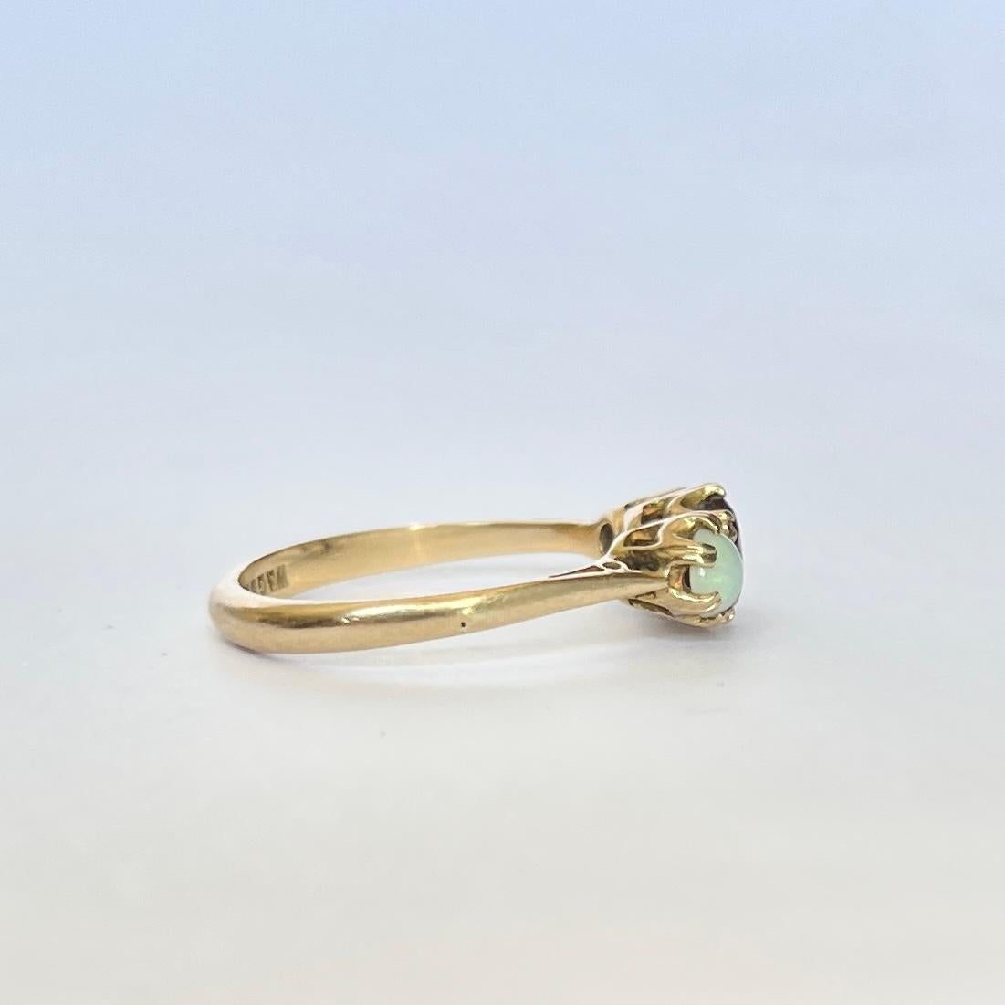Dreisteiniger Ring mit Granat und Opal aus 9 Karat Gold Damen im Angebot