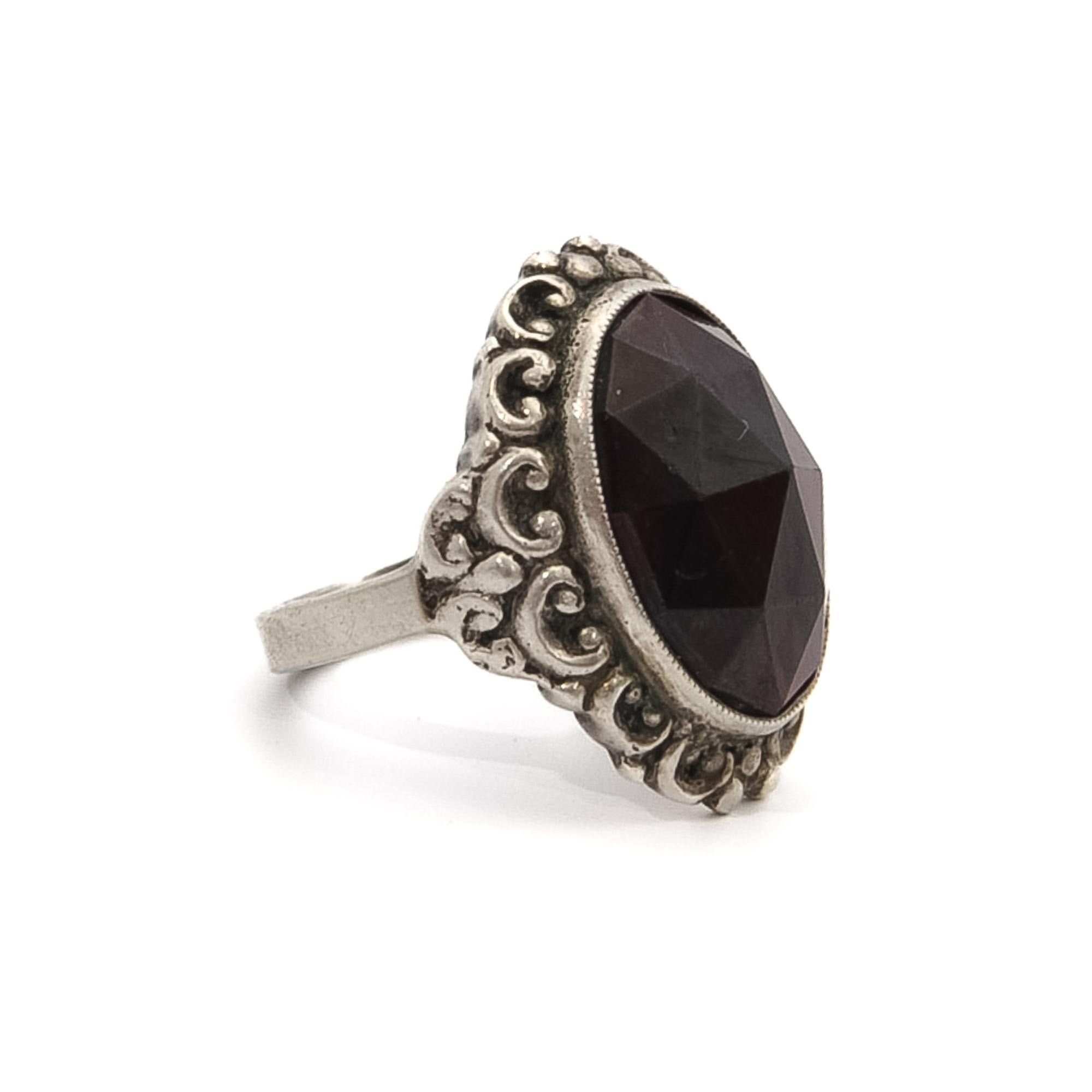 Women's Vintage Garnet and Silver Chased Oval Ring For Sale