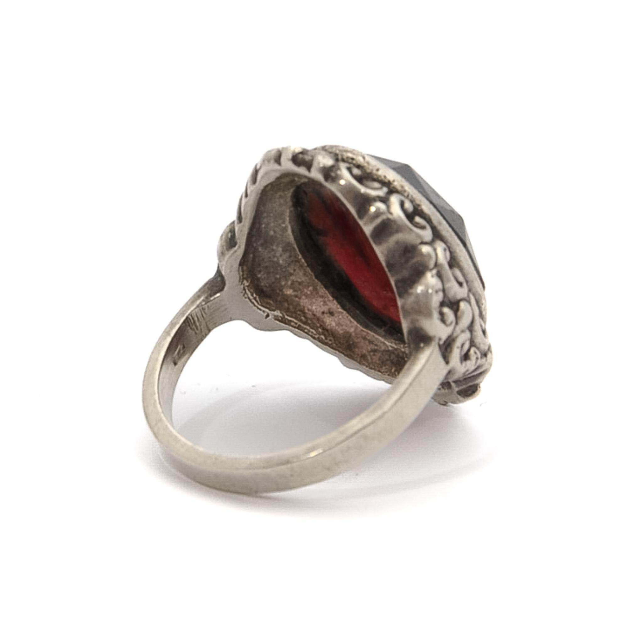 Vintage Garnet and Silver Chased Oval Ring For Sale 1