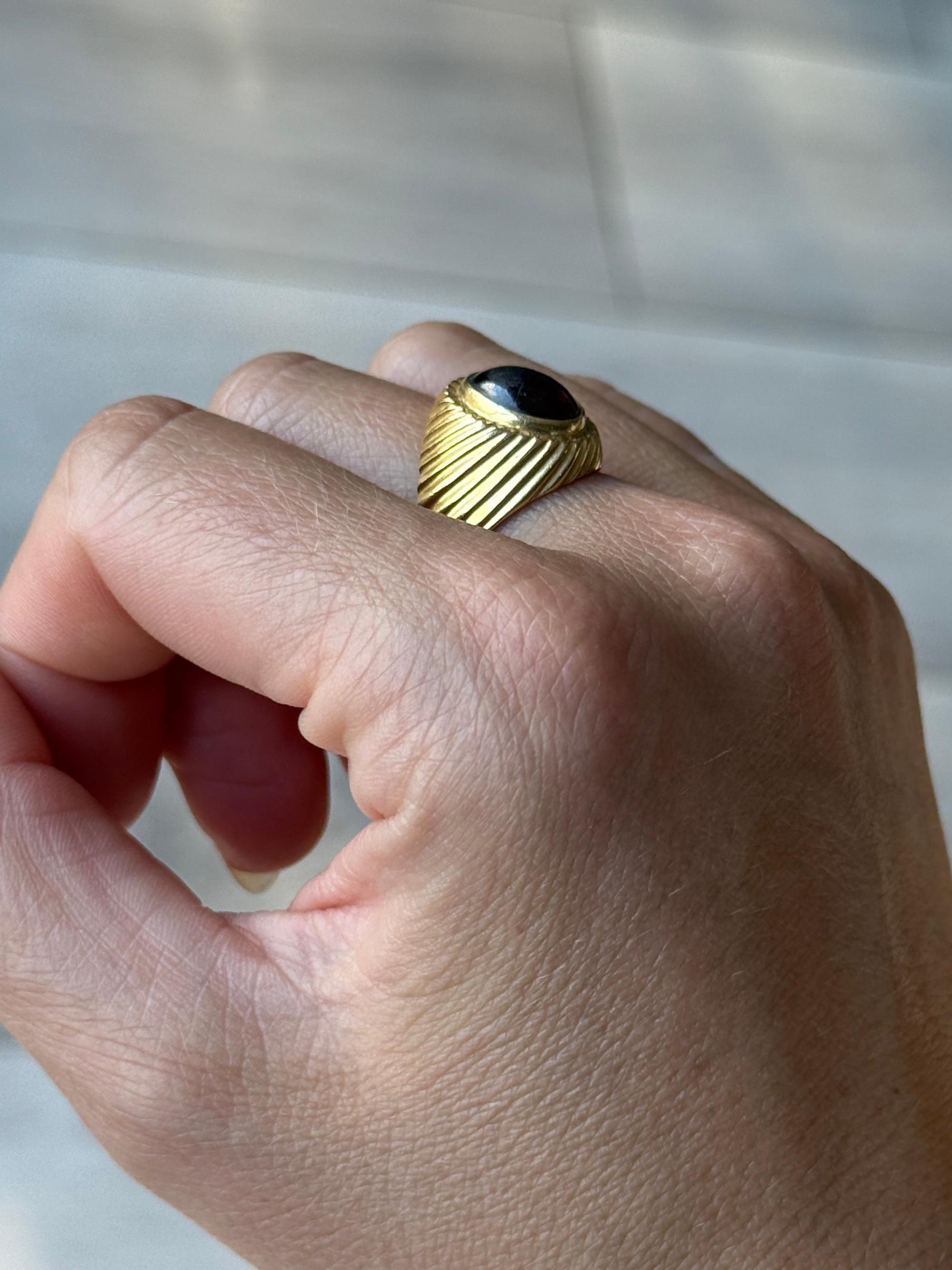 Cabochon Anello con granato cabochon e oro 18 carati d'annata in vendita