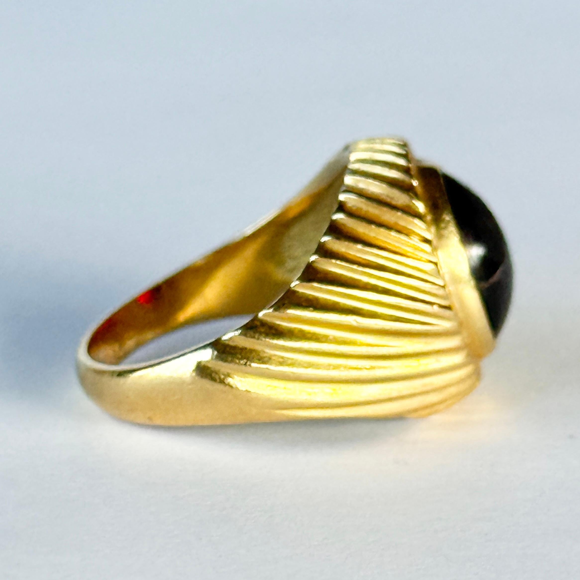 Anello con granato cabochon e oro 18 carati d'annata In condizioni buone in vendita a Chipping Campden, GB