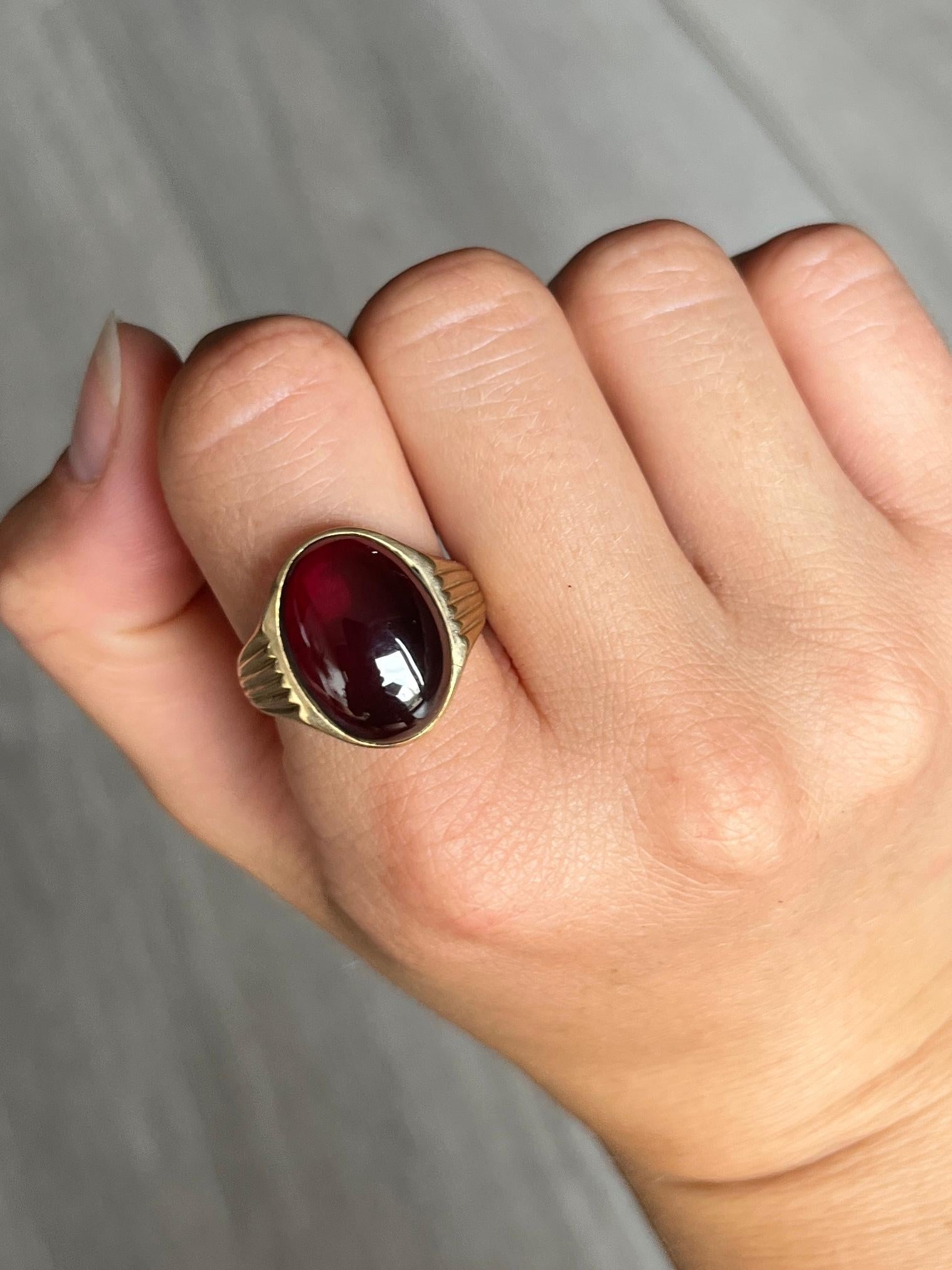 Siegelring aus 9 Karat Gold mit Granat-Cabochon im Zustand „Gut“ in Chipping Campden, GB