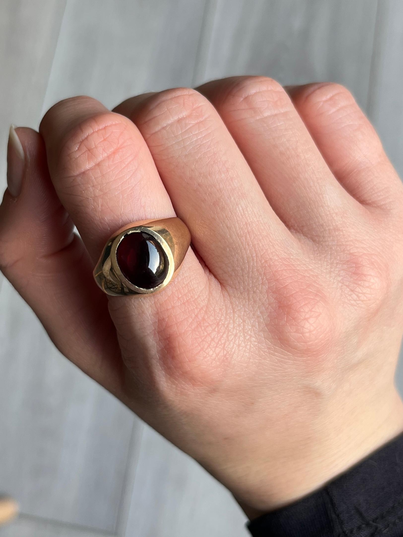 Vintage Garnet Cabochon and 9 Carat Gold Signet Ring In Good Condition In Chipping Campden, GB