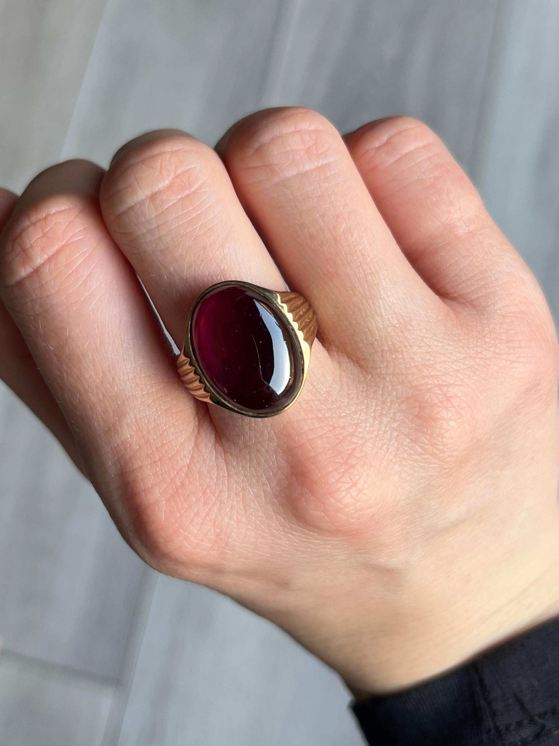Vintage Garnet Cabochon and 9 Carat Gold Signet Ring In Good Condition For Sale In Chipping Campden, GB