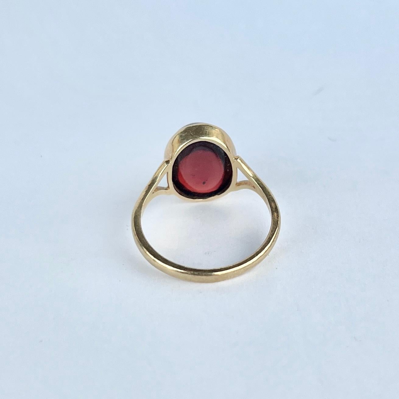 Cabochon Anello con granato cabochon e oro 9 carati d'annata in vendita