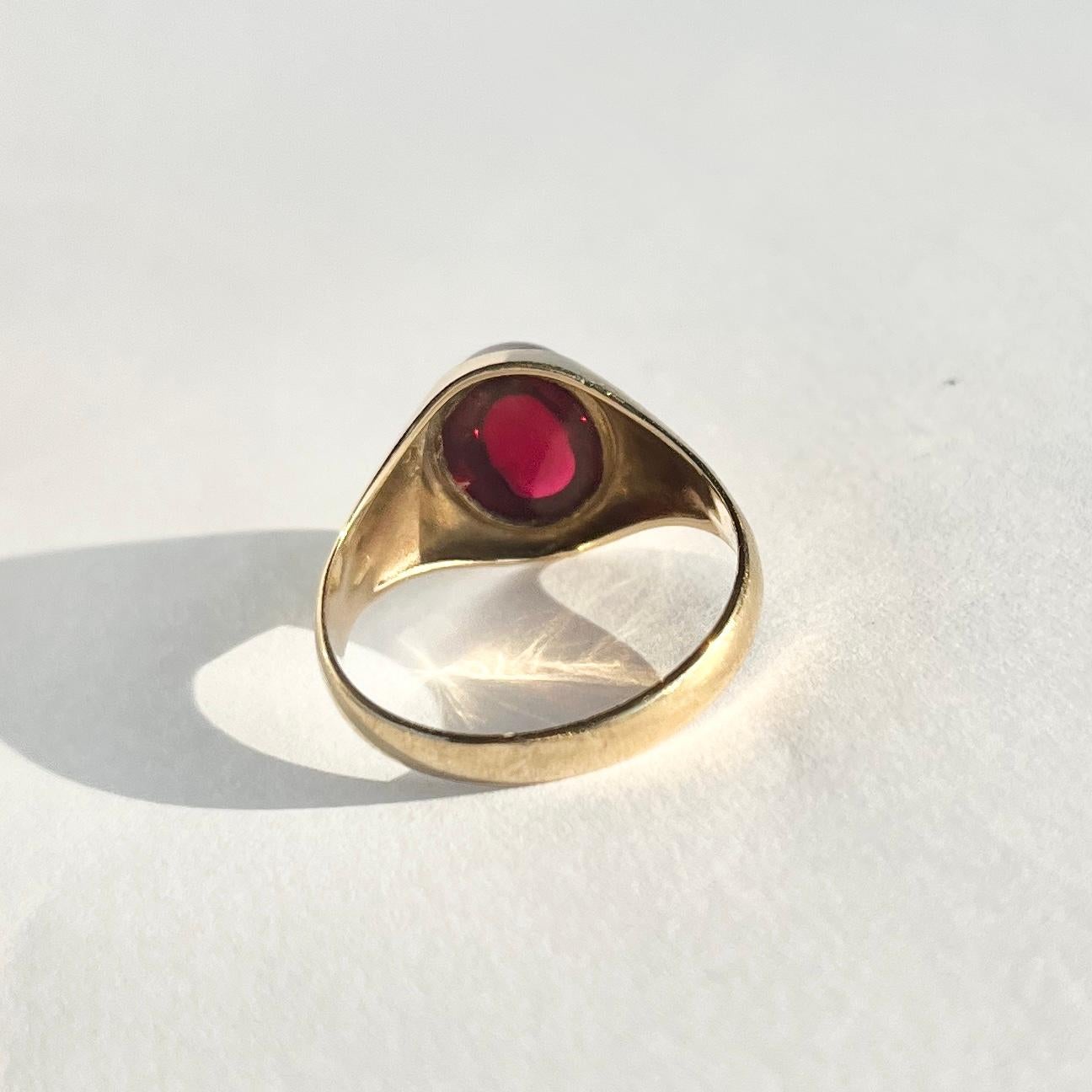 Vintage Garnet Cabochon and 9 Carat Gold Signet Ring In Good Condition For Sale In Chipping Campden, GB