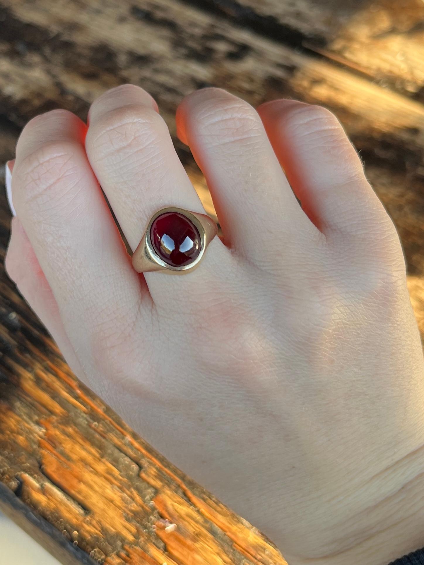 Vintage Garnet Cabochon and 9 Carat Gold Signet Ring In Good Condition For Sale In Chipping Campden, GB