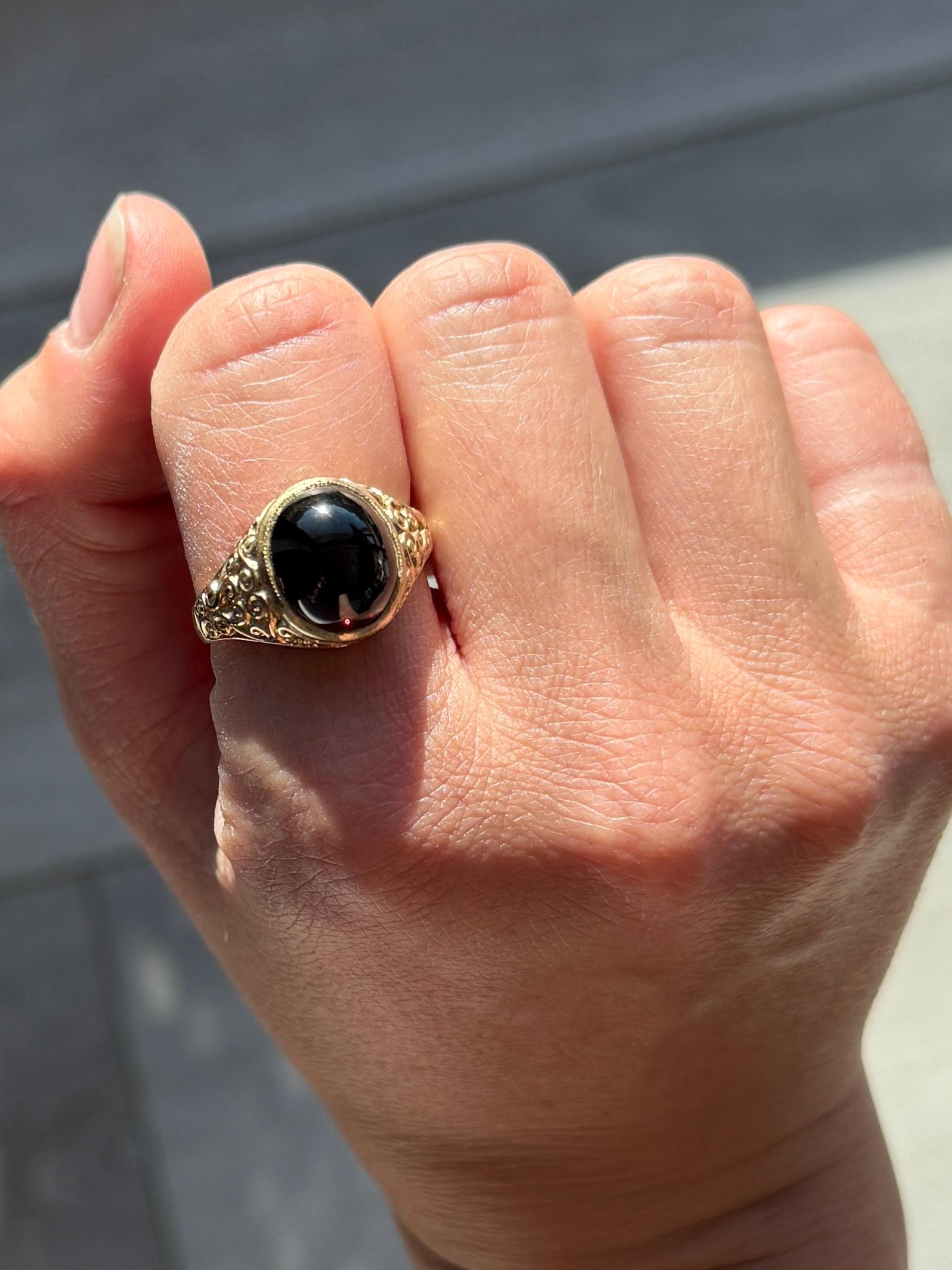 Vintage Garnet Cabochon and 9 Carat Gold Signet Ring In Good Condition For Sale In Chipping Campden, GB