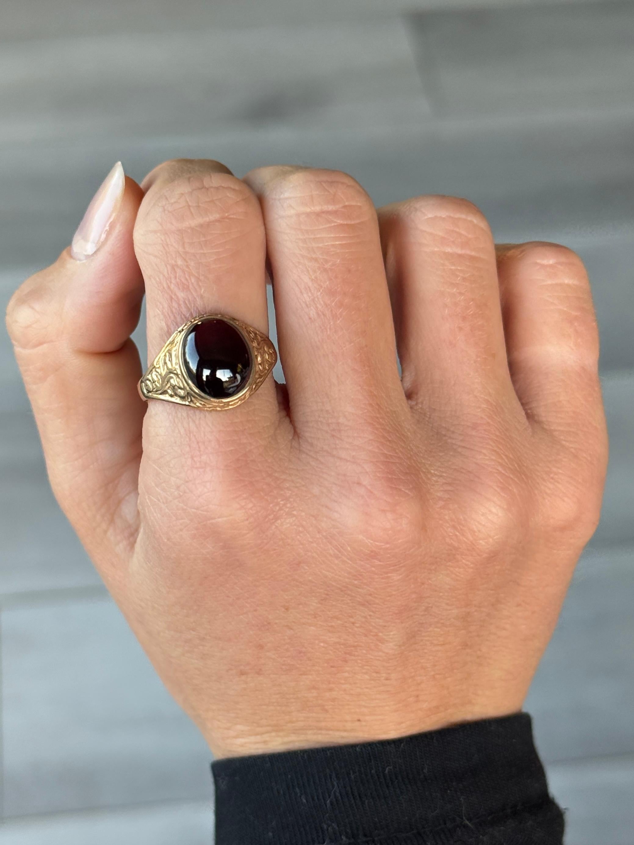 Cabochon Anello con granato cabochon e oro 9 carati d'annata in vendita
