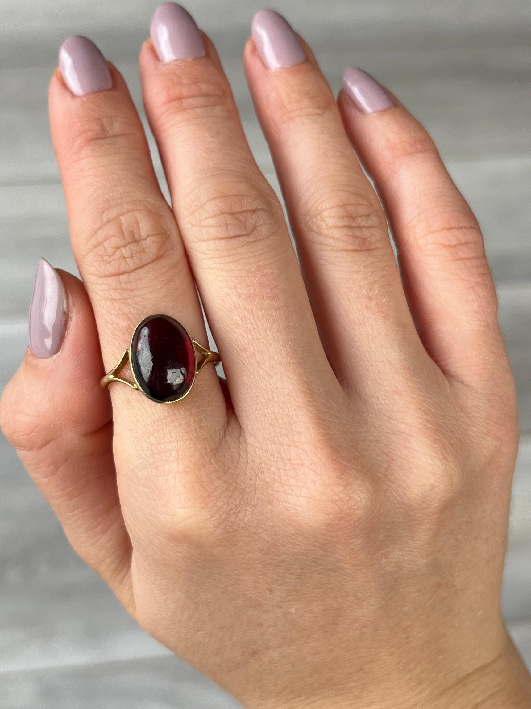 Anello con granato cabochon e oro 9 carati d'annata In condizioni buone in vendita a Chipping Campden, GB