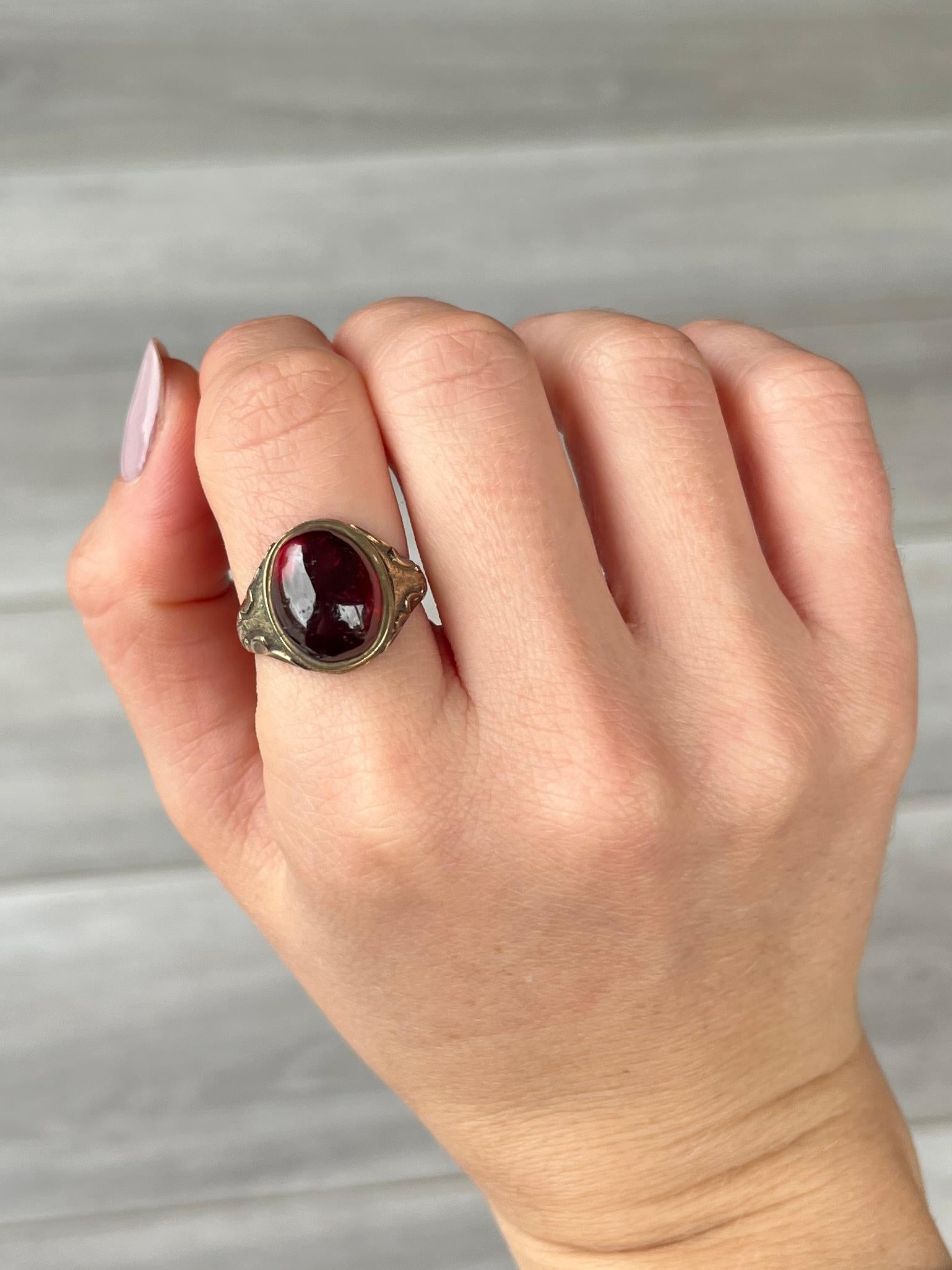 Women's or Men's Vintage Garnet Cabochon and 9 Carat Gold Signet Ring For Sale