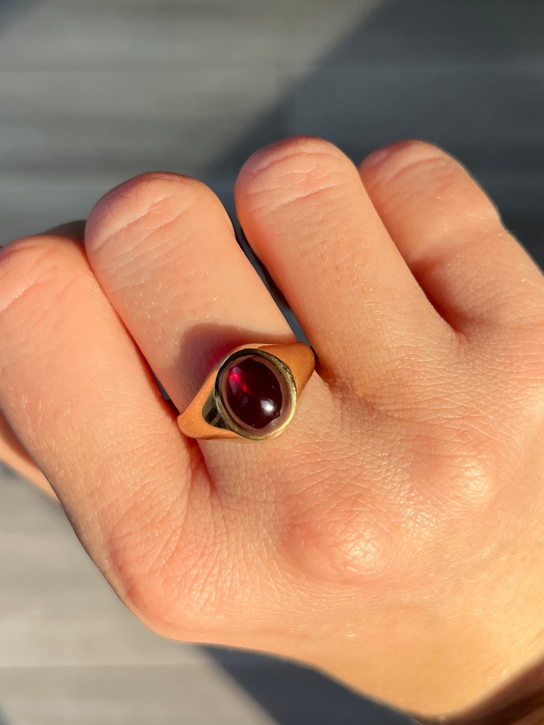 Women's or Men's Vintage Garnet Cabochon and 9 Carat Gold Signet Ring For Sale