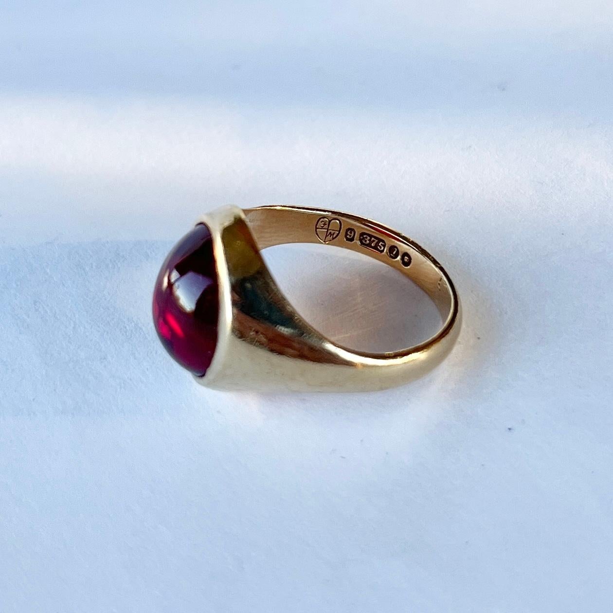 Women's or Men's Vintage Garnet Cabochon and 9 Carat Gold Signet Ring For Sale