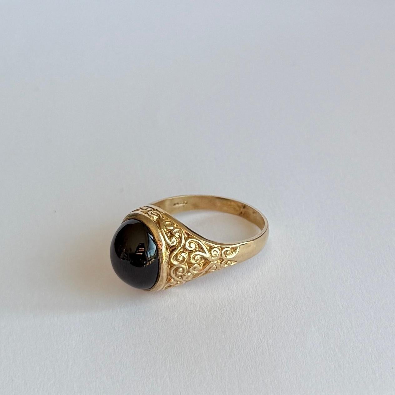 Women's or Men's Vintage Garnet Cabochon and 9 Carat Gold Signet Ring For Sale