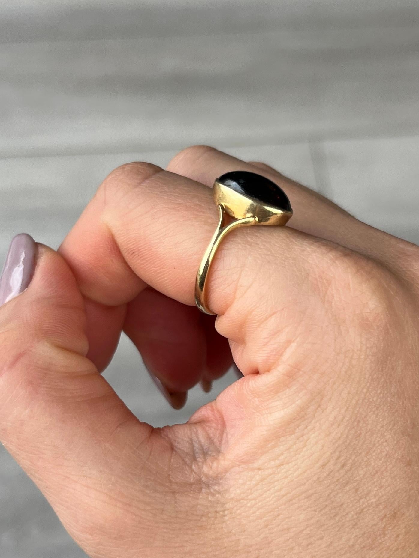 da uomo o donna Anello con granato cabochon e oro 9 carati d'annata in vendita