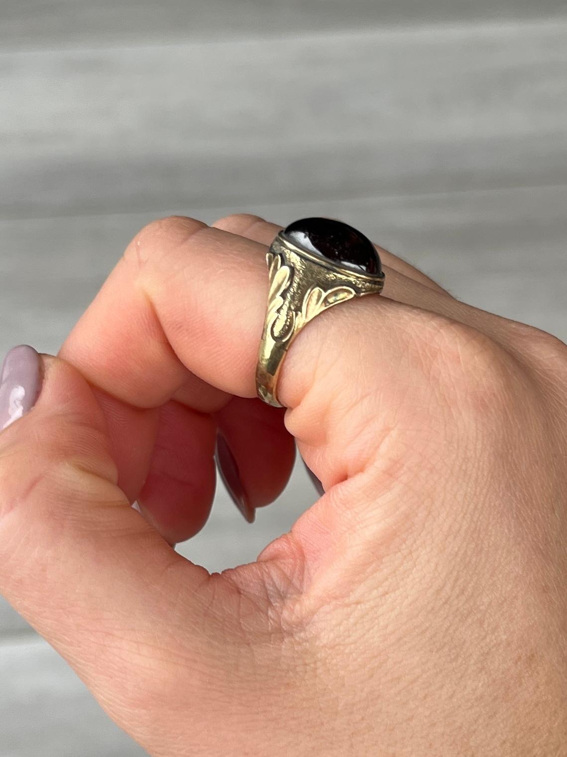 Vintage Garnet Cabochon and 9 Carat Gold Signet Ring For Sale 1