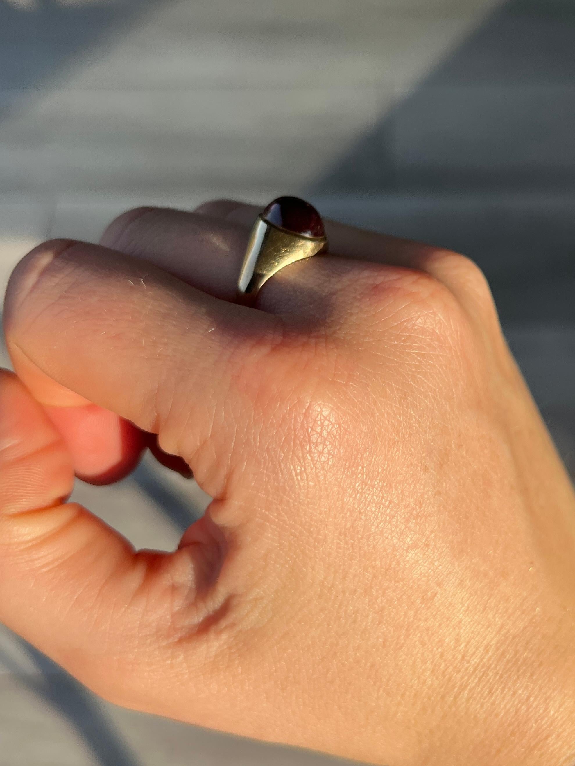 Vintage Garnet Cabochon and 9 Carat Gold Signet Ring For Sale 1