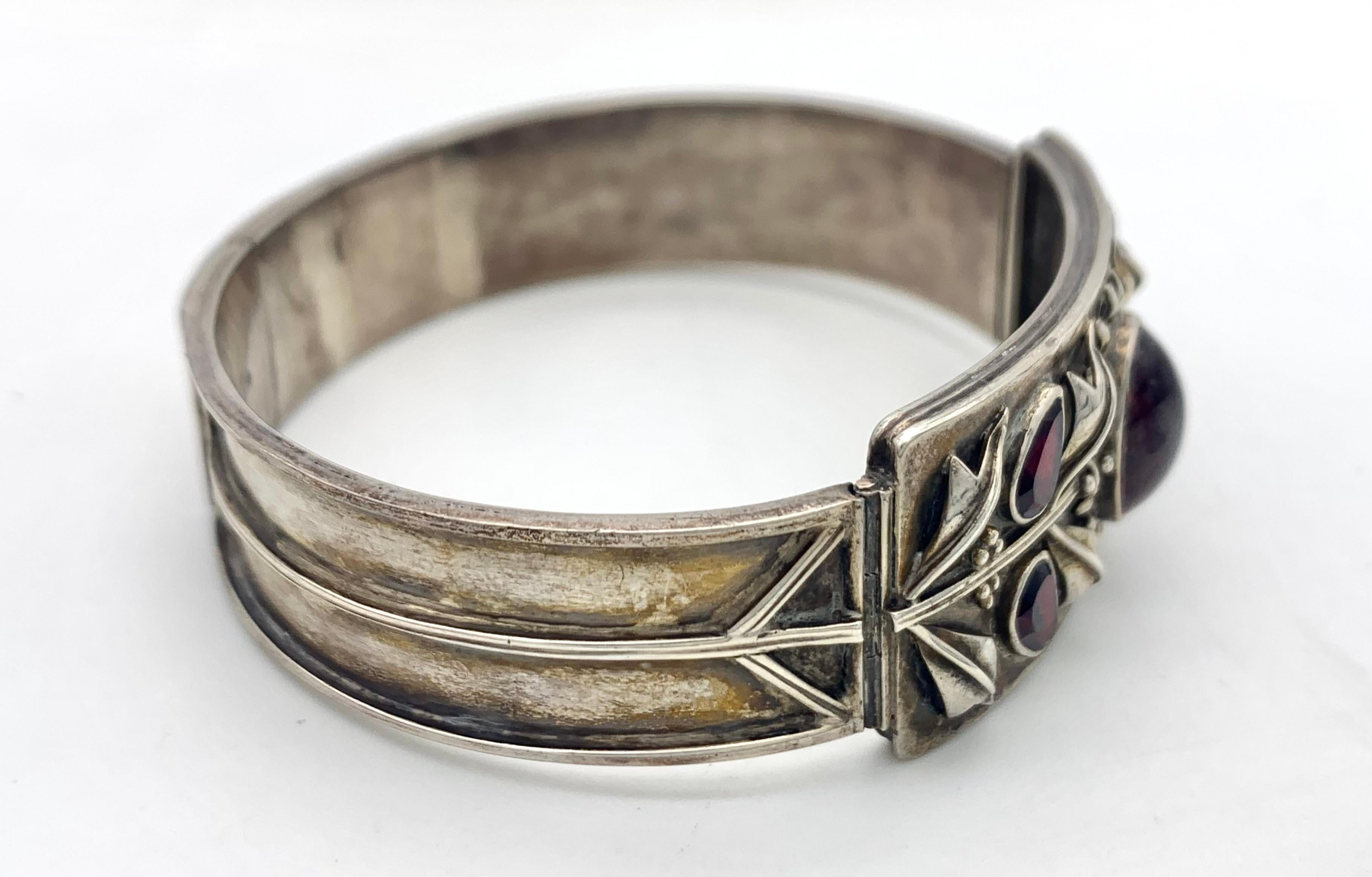 Women's Vintage Garnet Cabochon Bracelet Flower Silver Silver Gilt For Sale