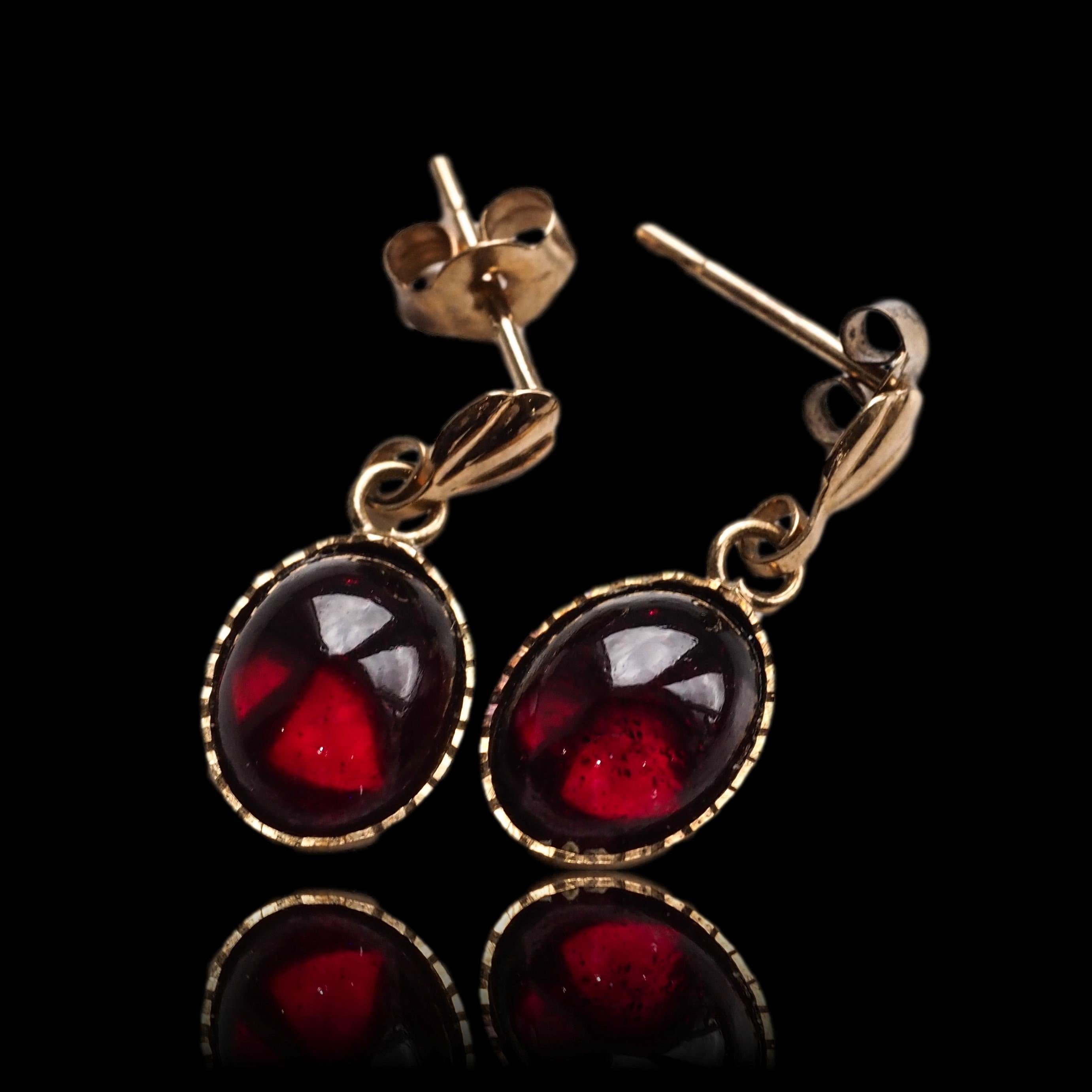 Vintage Garnet Cabochon Earrings 9K Gold In Good Condition In London, GB