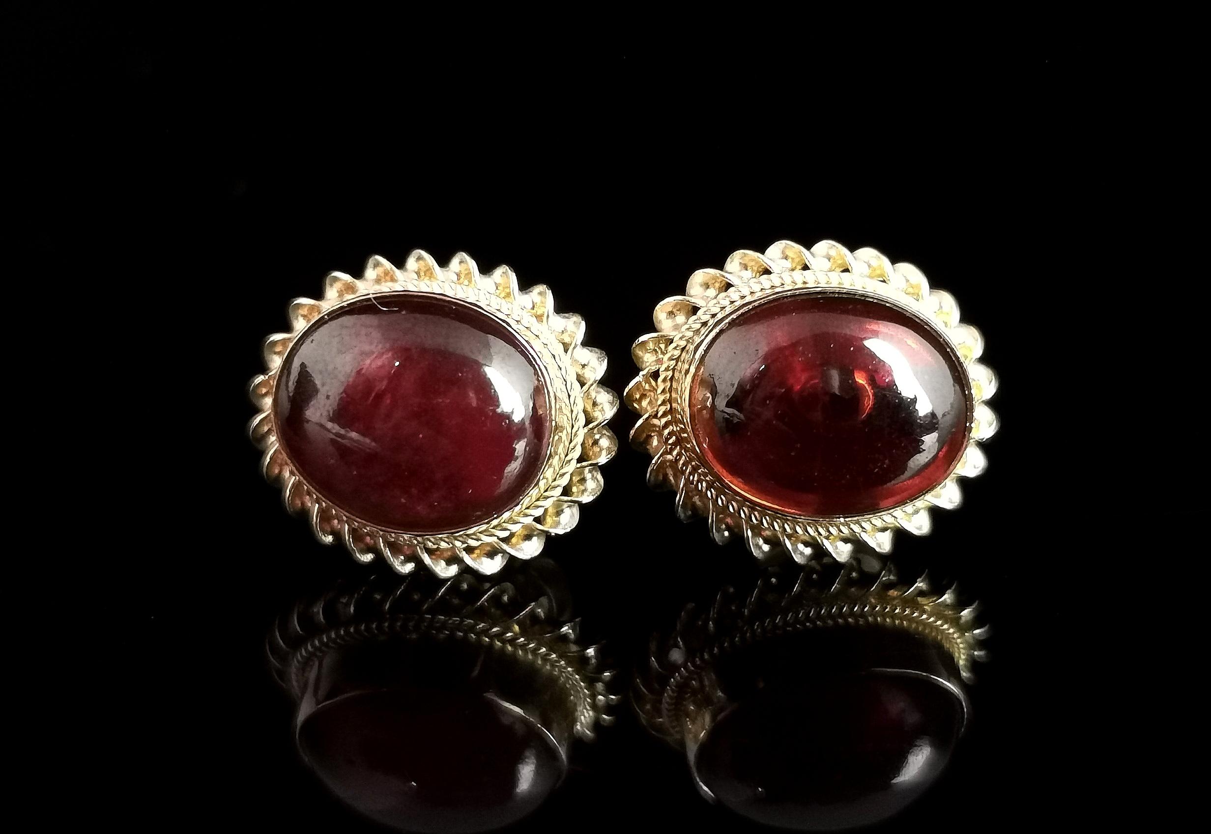 Vintage Granat-Cabochon-Ohrstecker, 9k Gelbgold (Viktorianisch)