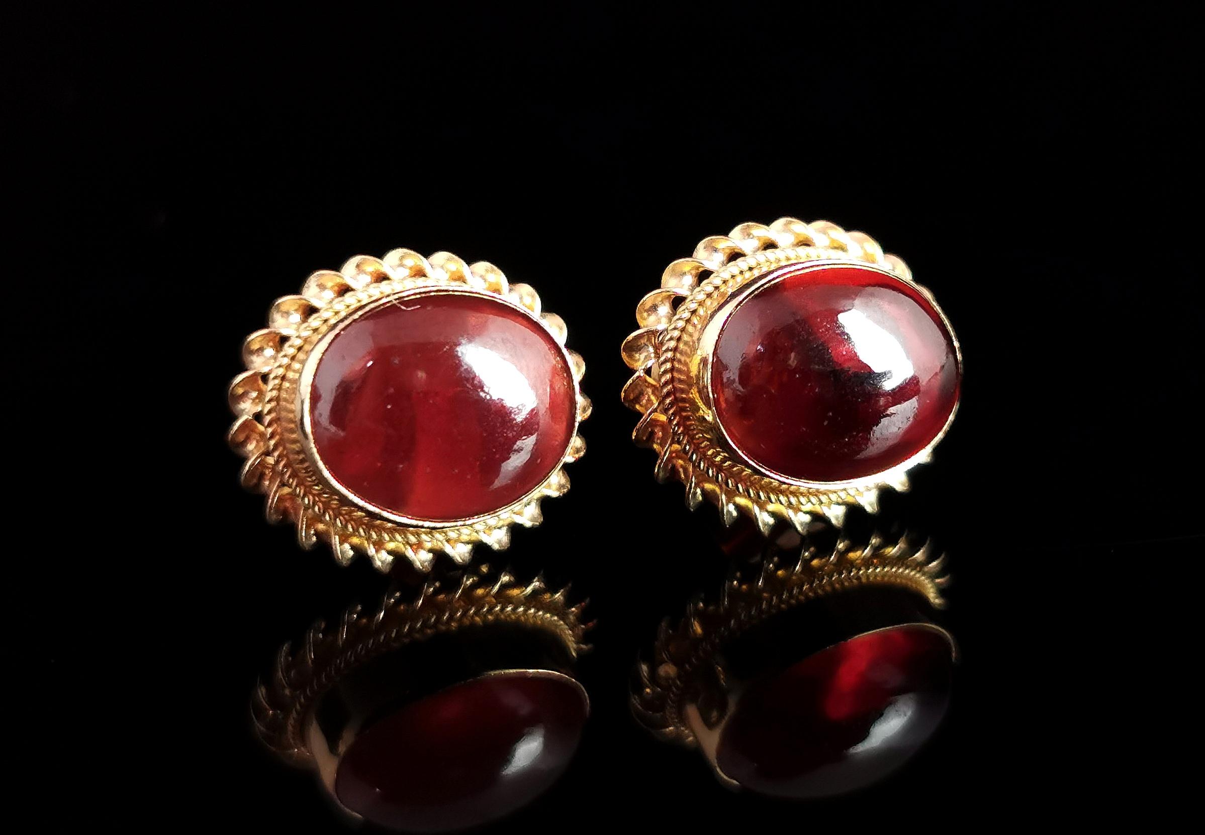 Vintage Granat-Cabochon-Ohrstecker, 9k Gelbgold im Zustand „Gut“ in NEWARK, GB